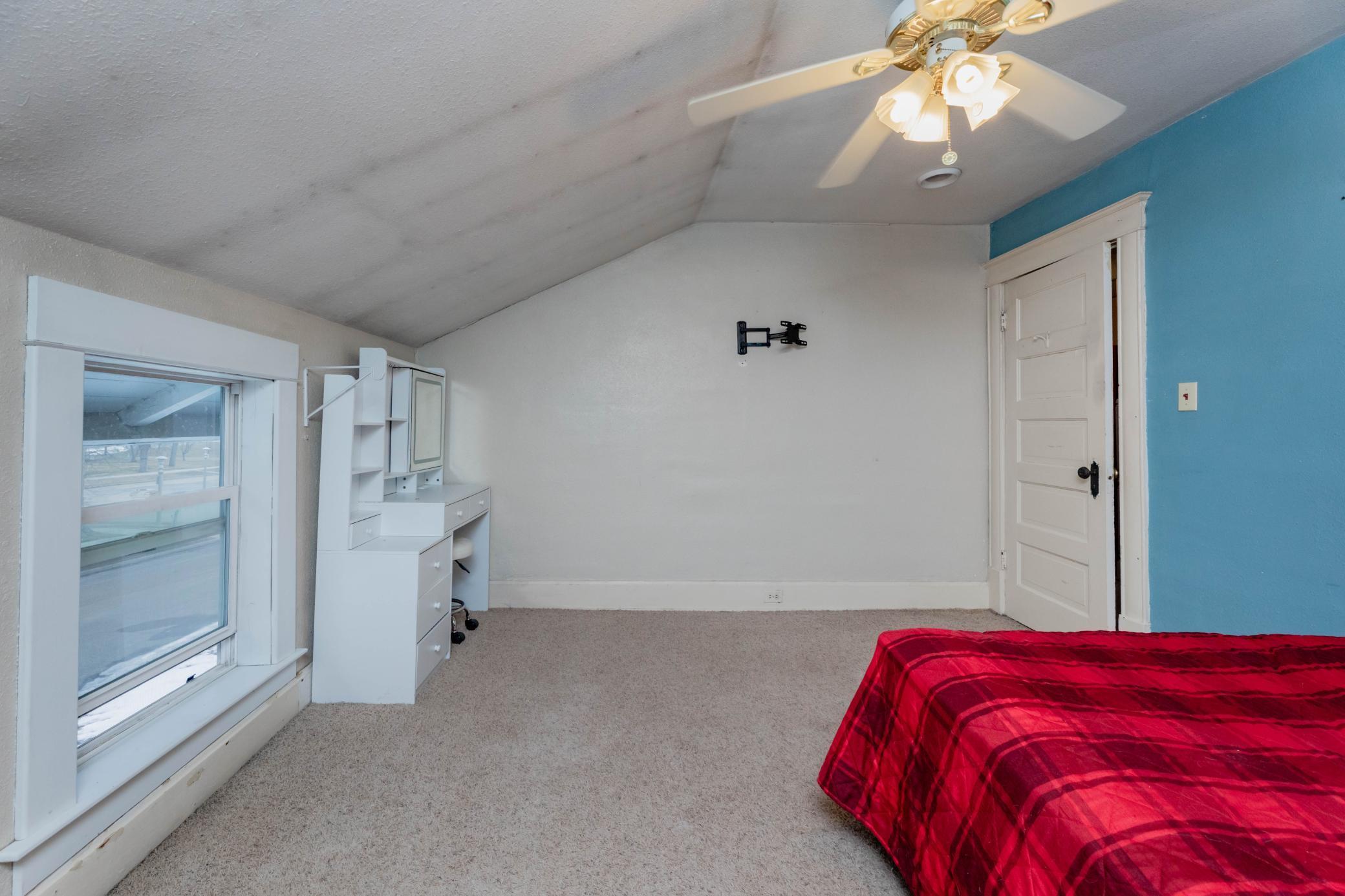 1901 single family home for sale at 506 4th Avenue SW in Valley City, ND — 5 bed, 2 bath (photo 28 of 41)