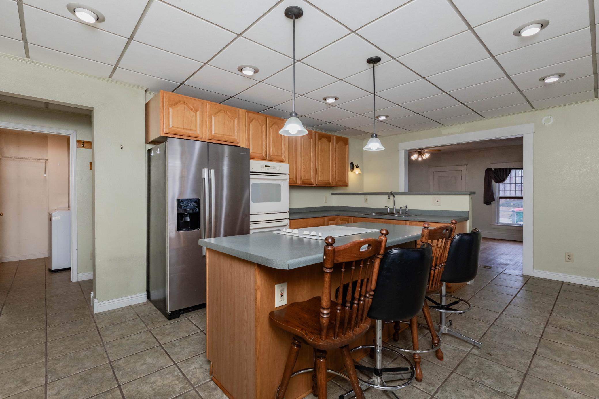 1901 single family home for sale at 506 4th Avenue SW in Valley City, ND — 5 bed, 2 bath (photo 4 of 41)