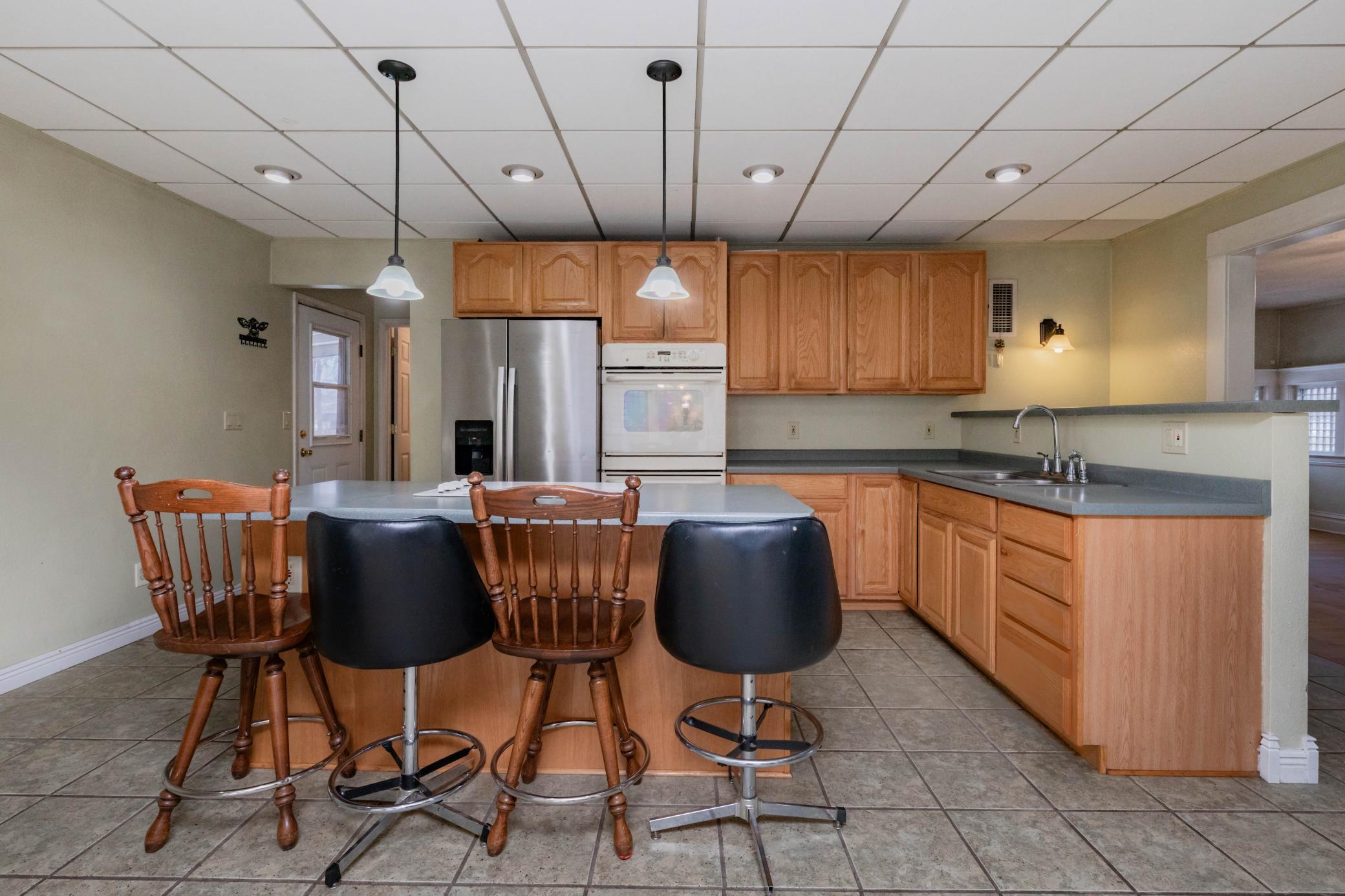 1901 single family home for sale at 506 4th Avenue SW in Valley City, ND — 5 bed, 2 bath (photo 5 of 41)