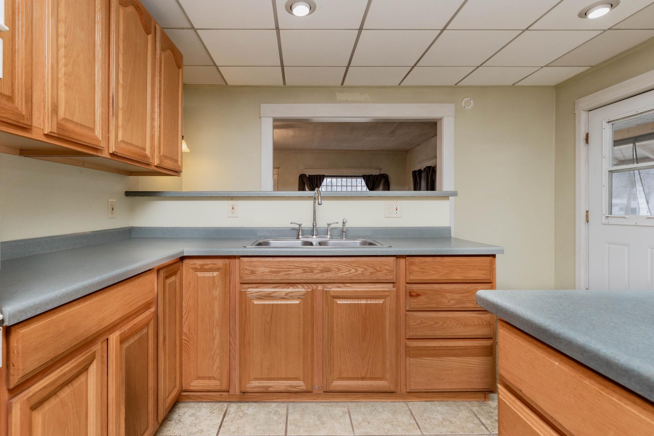 1901 single family home for sale at 506 4th Avenue SW in Valley City, ND — 5 bed, 2 bath (photo 7 of 41)
