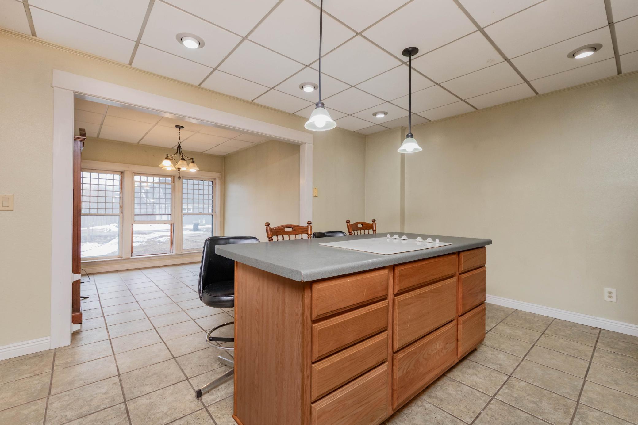 1901 single family home for sale at 506 4th Avenue SW in Valley City, ND — 5 bed, 2 bath (photo 8 of 41)