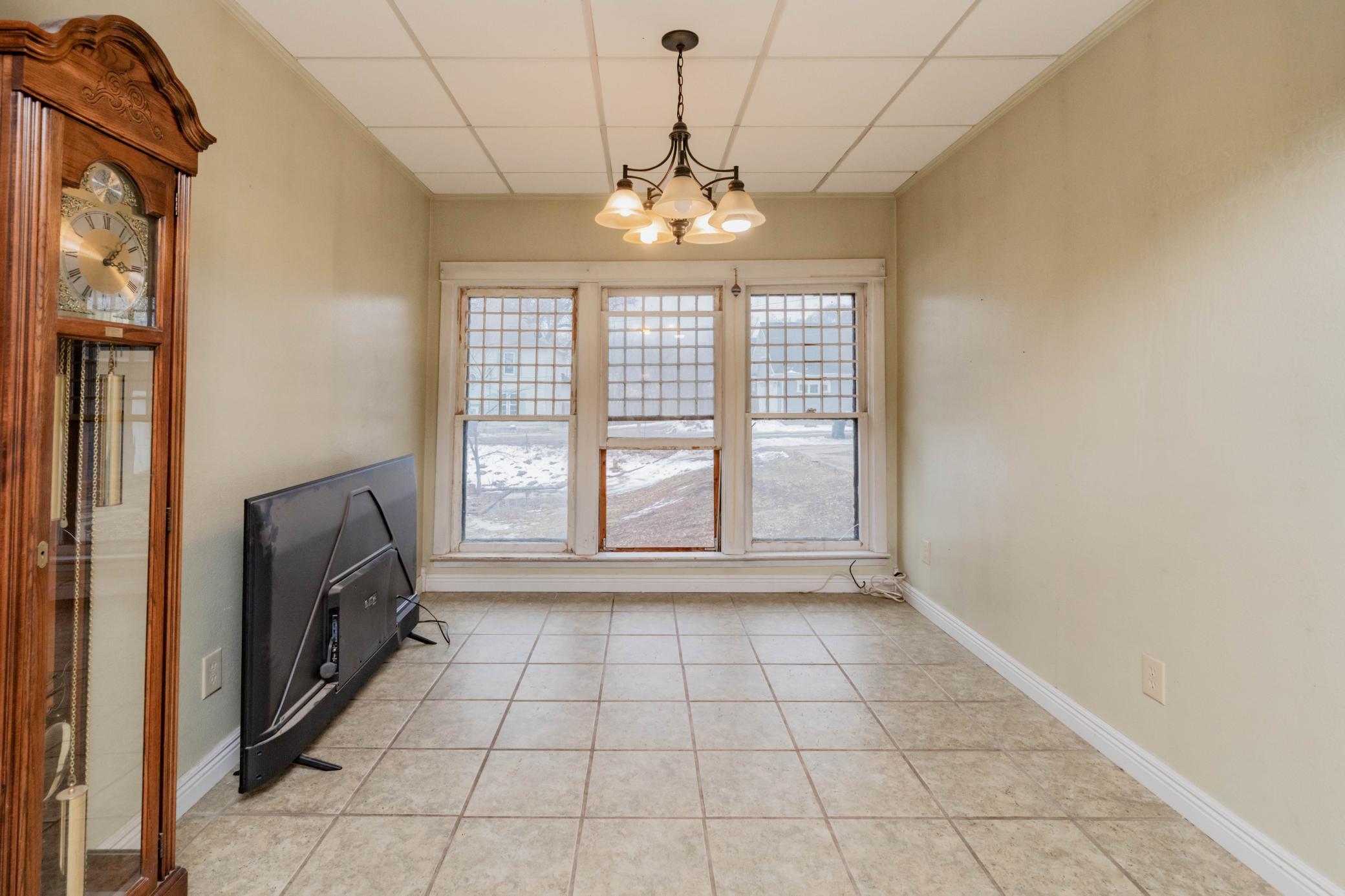 1901 single family home for sale at 506 4th Avenue SW in Valley City, ND — 5 bed, 2 bath (photo 10 of 41)