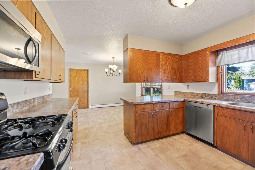 2807 Edgewood Drive N, Fargo ND 58102 - Photo 11 of 50