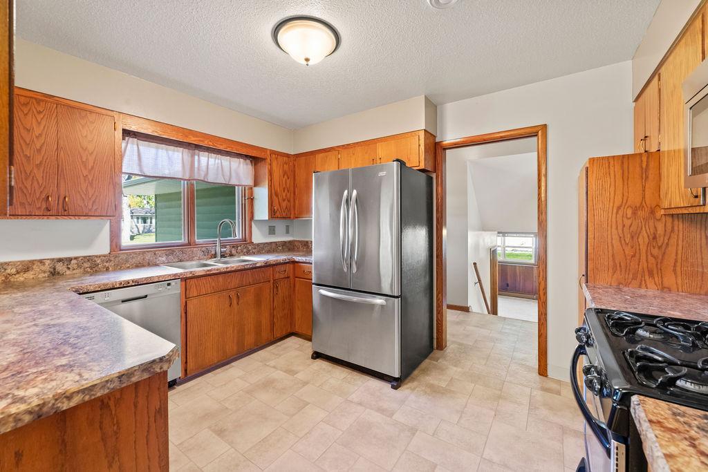 2807 Edgewood Drive N, Fargo ND 58102 - Photo 14 of 50