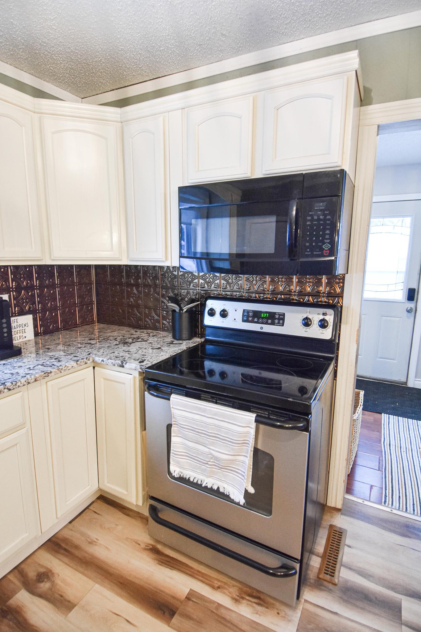 1905 single family home for sale at 720 Arnold Avenue N in Thief River Falls, MN — 3 bed, 2 bath (photo 13 of 35)