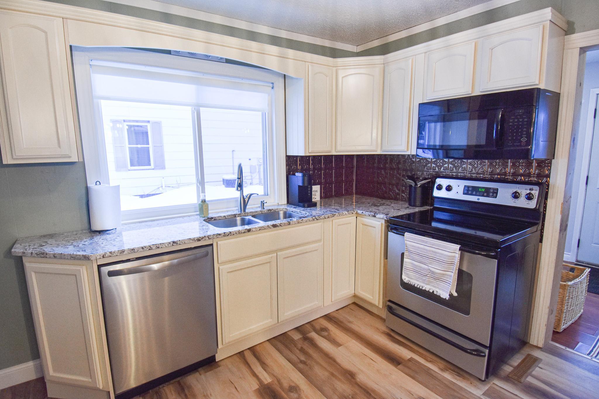 1905 single family home for sale at 720 Arnold Avenue N in Thief River Falls, MN — 3 bed, 2 bath (photo 14 of 35)
