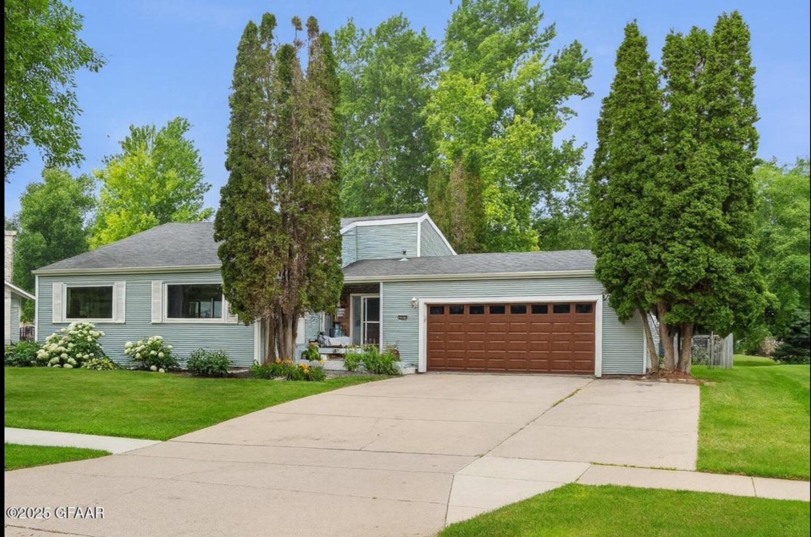 1976 single family home for sale at 3402 Par Street N in Fargo, ND — 3 bed, 2 bath (photo 2 of 21)