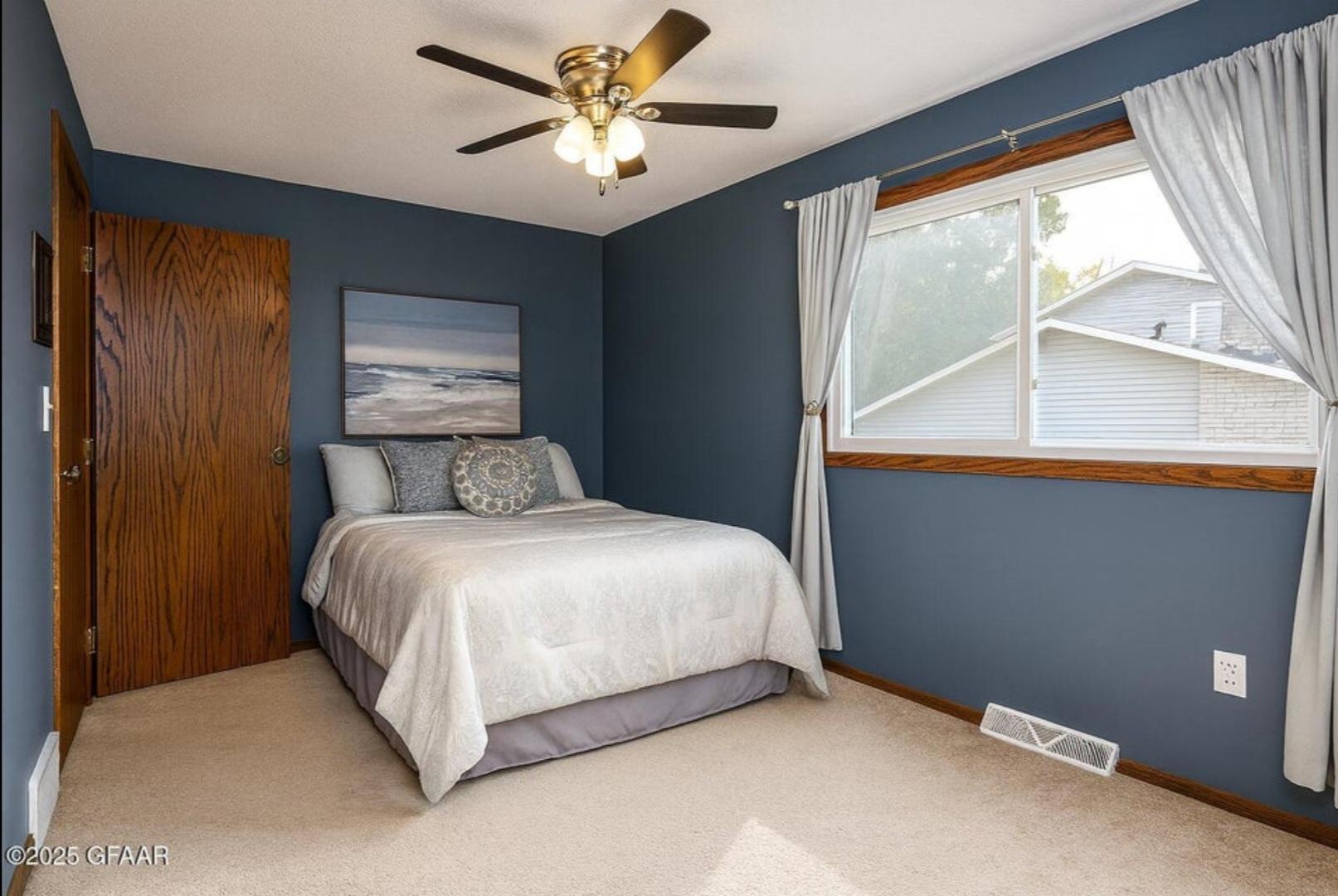 1976 single family home for sale at 3402 Par Street N in Fargo, ND — 3 bed, 2 bath (photo 11 of 21)