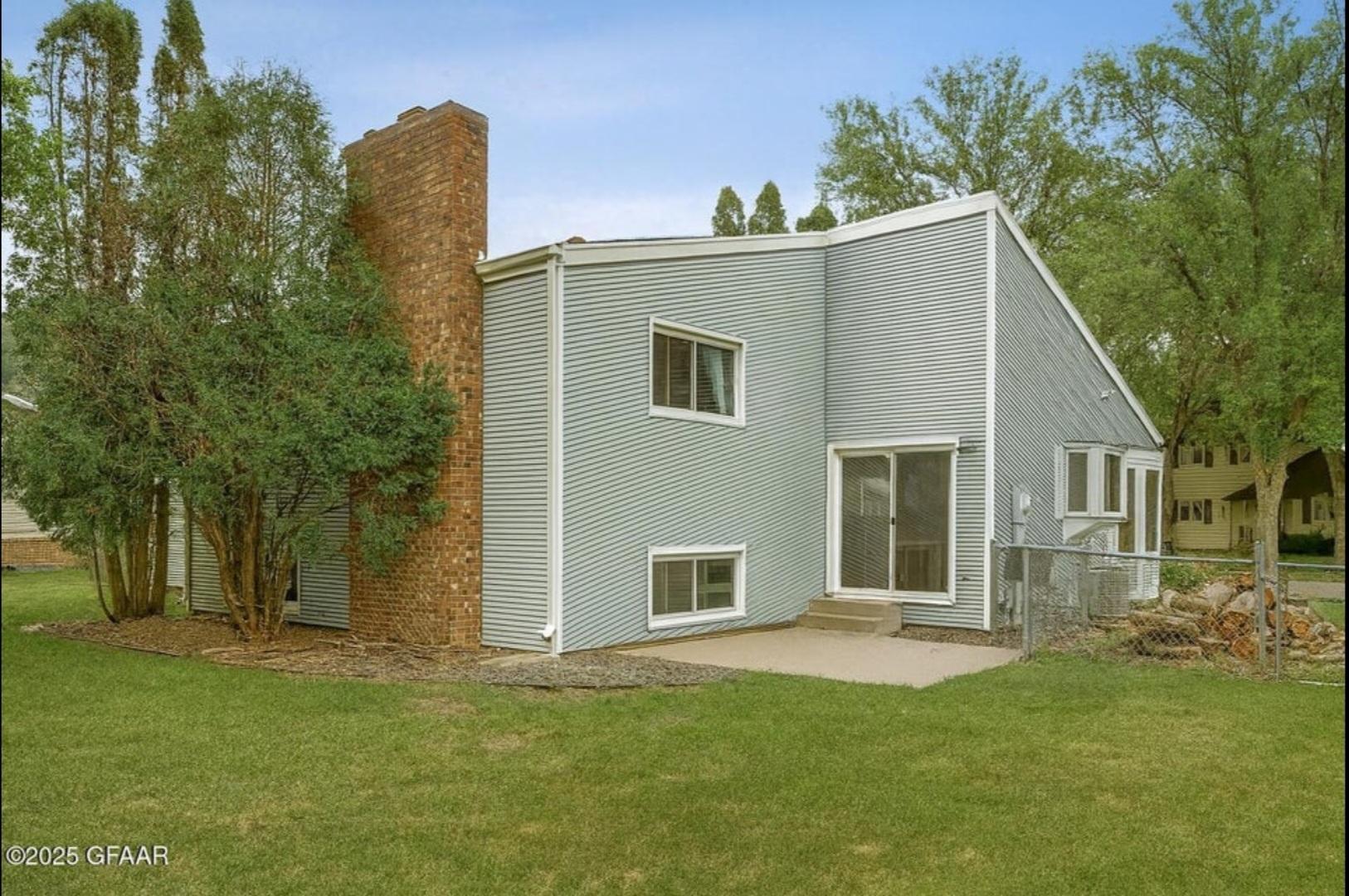 1976 single family home for sale at 3402 Par Street N in Fargo, ND — 3 bed, 2 bath (photo 20 of 21)