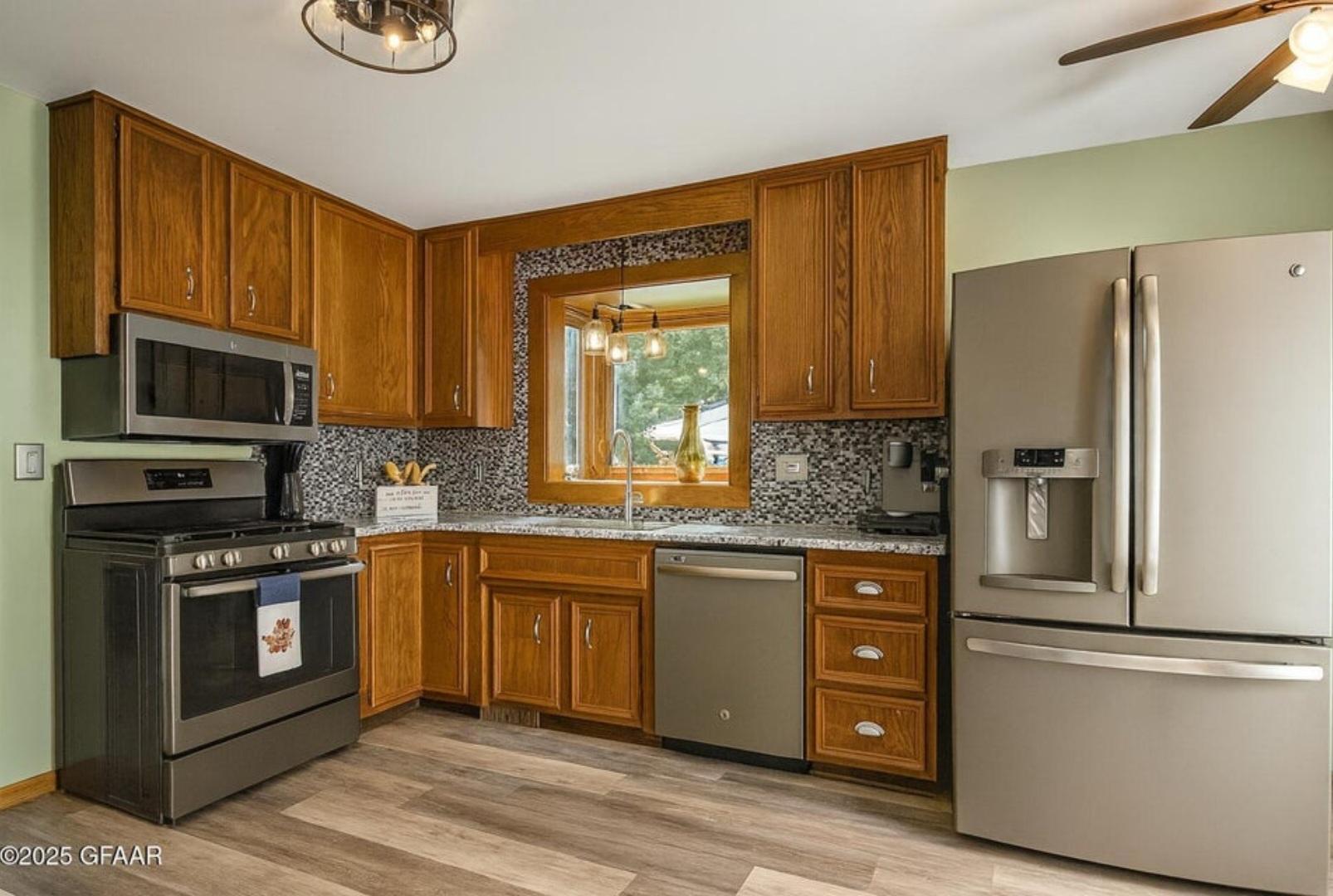 1976 single family home for sale at 3402 Par Street N in Fargo, ND — 3 bed, 2 bath (photo 8 of 21)