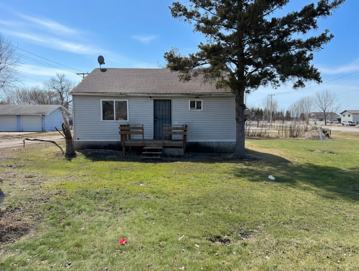 1940 single family home for sale at 516 W Minnesota Avenue in Mahnomen, MN — 1 bed, 1 bath (photo 2 of 15)