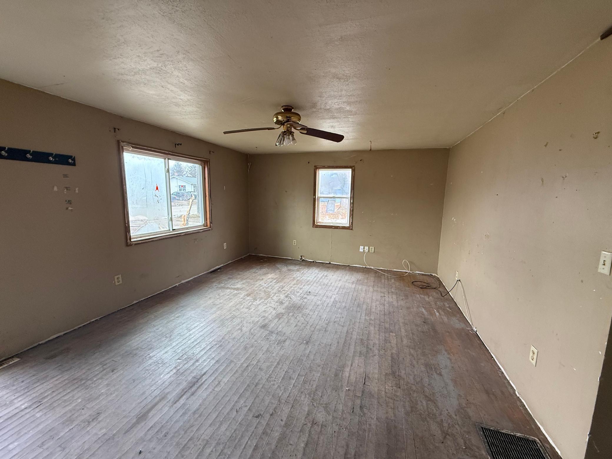 1940 single family home for sale at 516 W Minnesota Avenue in Mahnomen, MN — 1 bed, 1 bath (photo 5 of 15)
