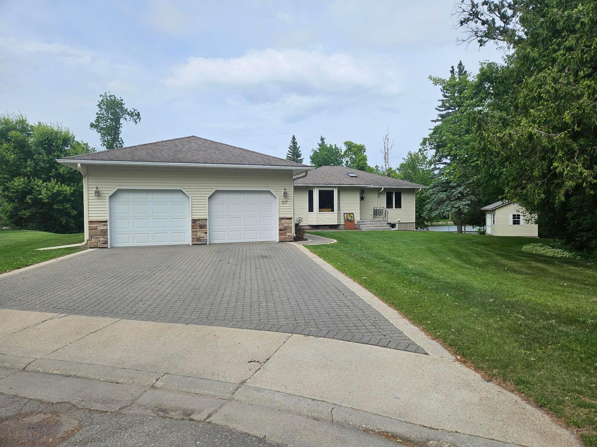 1950 single family home for sale at 1217 Taft Street E in Thief River Falls, MN — 3 bed, 2 bath (photo 3 of 40)