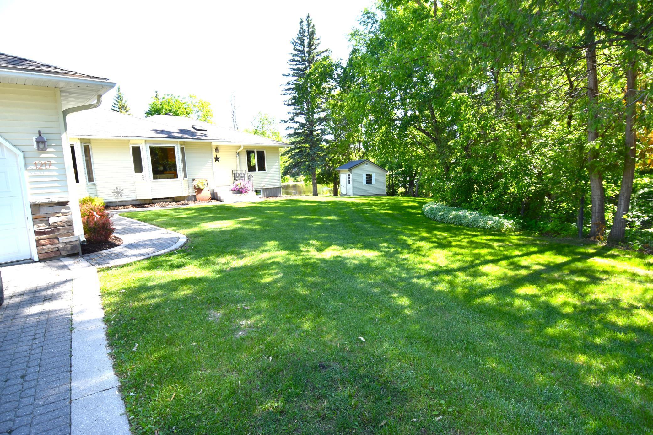1950 single family home for sale at 1217 Taft Street E in Thief River Falls, MN — 3 bed, 2 bath (photo 33 of 40)