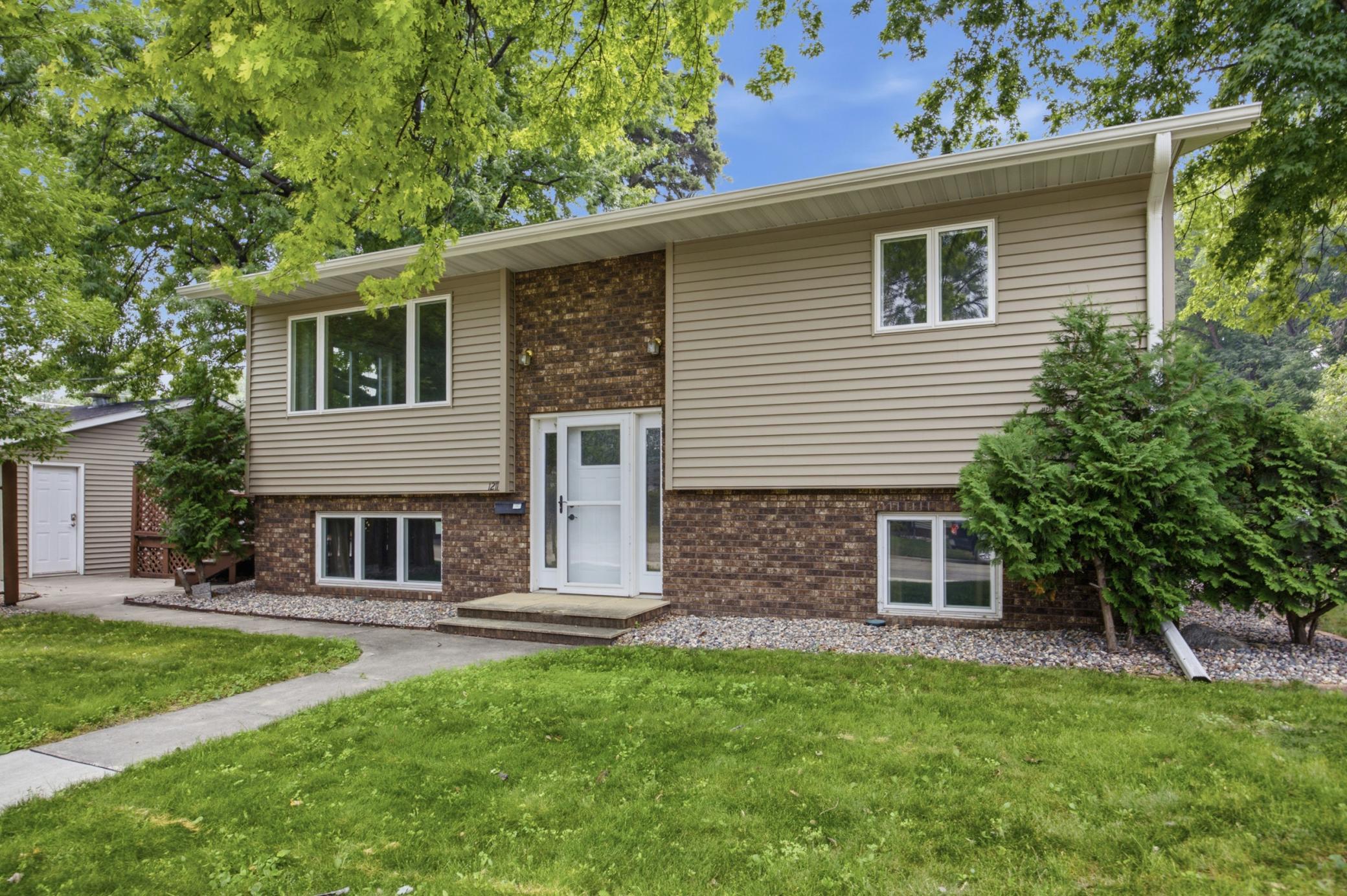 1976 single family home for sale at 1211 Hall Avenue in Breckenridge, MN — 3 bed, 2 bath (photo 2 of 36)