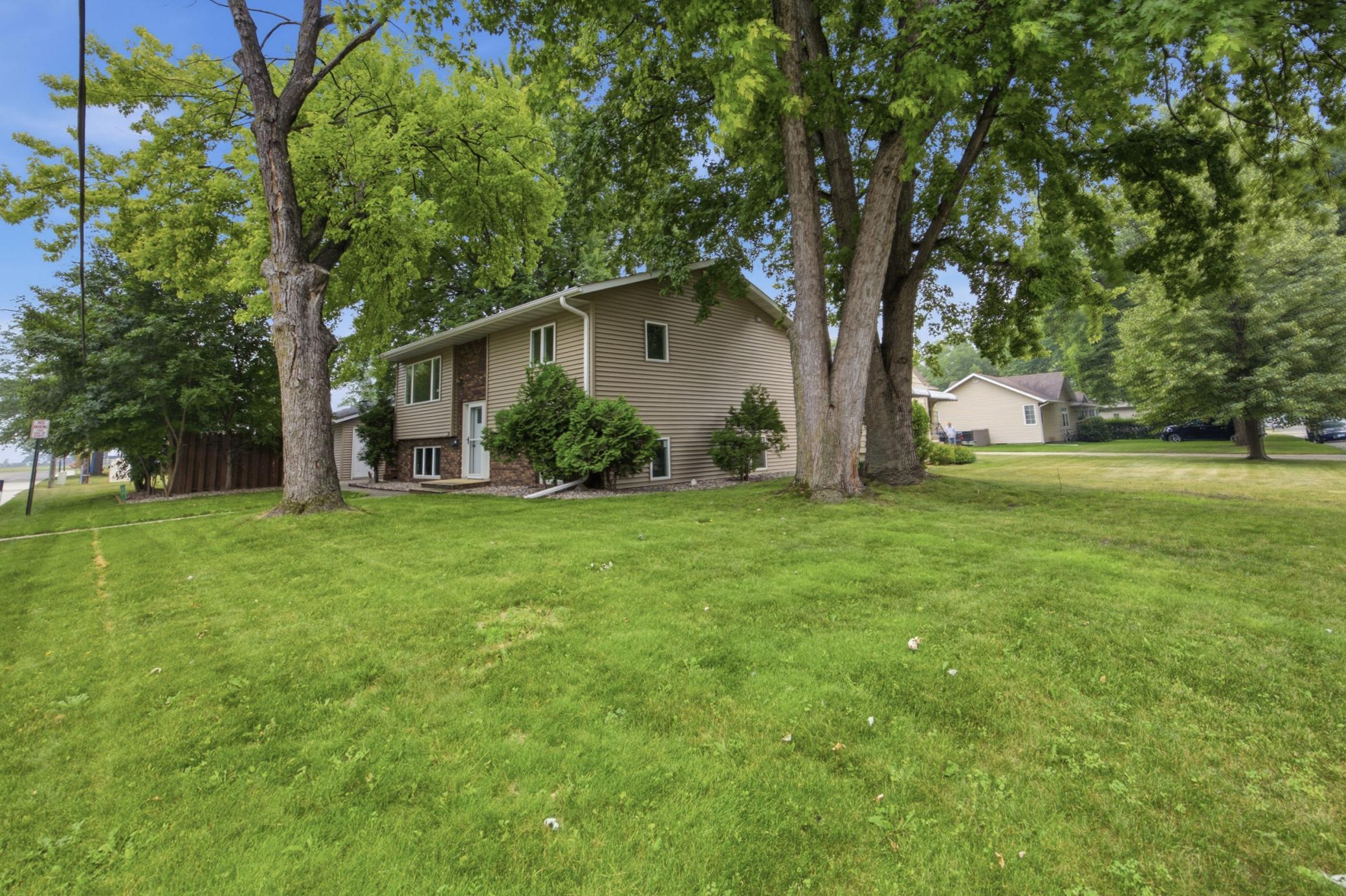 1976 single family home for sale at 1211 Hall Avenue in Breckenridge, MN — 3 bed, 2 bath (photo 3 of 36)