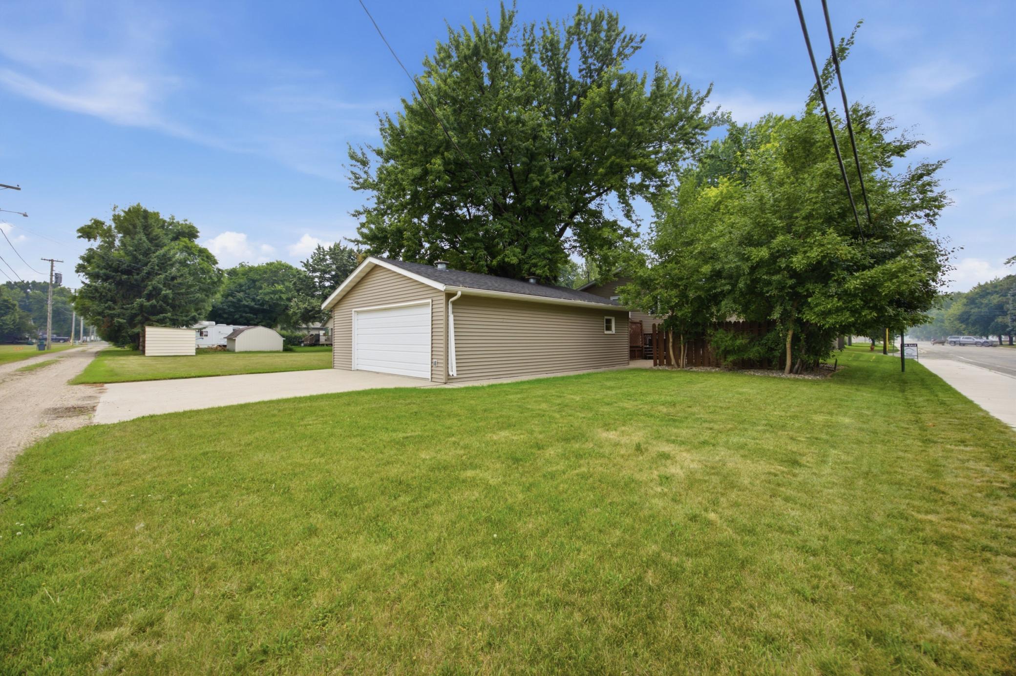 1976 single family home for sale at 1211 Hall Avenue in Breckenridge, MN — 3 bed, 2 bath (photo 4 of 36)