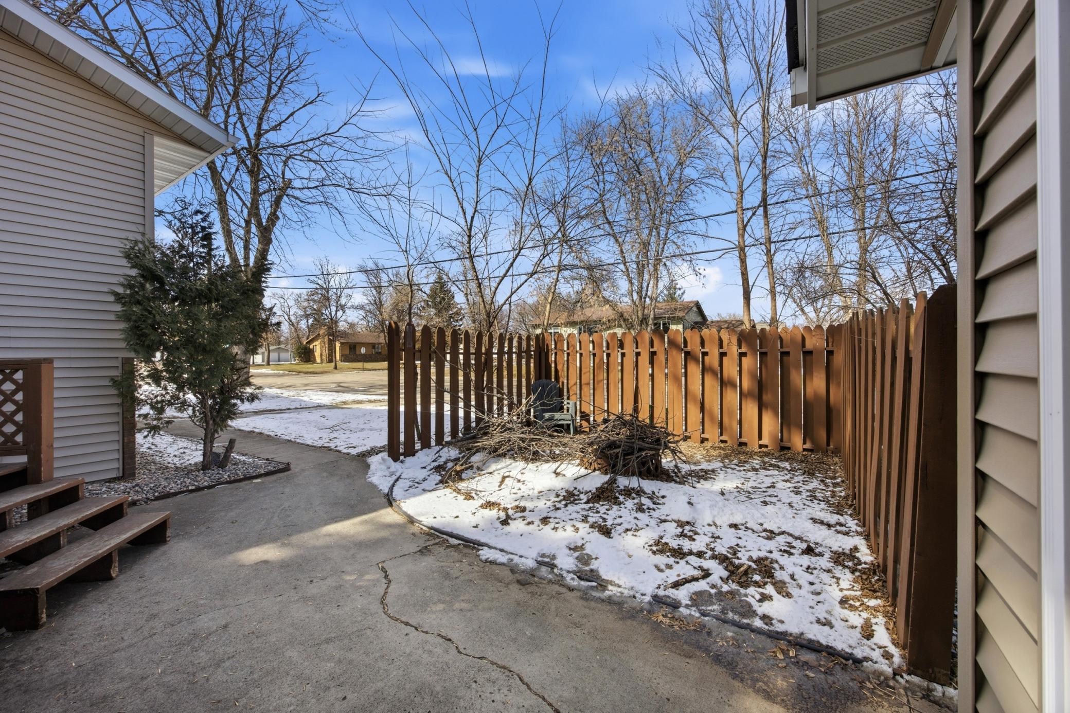 1976 single family home for sale at 1211 Hall Avenue in Breckenridge, MN — 3 bed, 2 bath (photo 31 of 36)