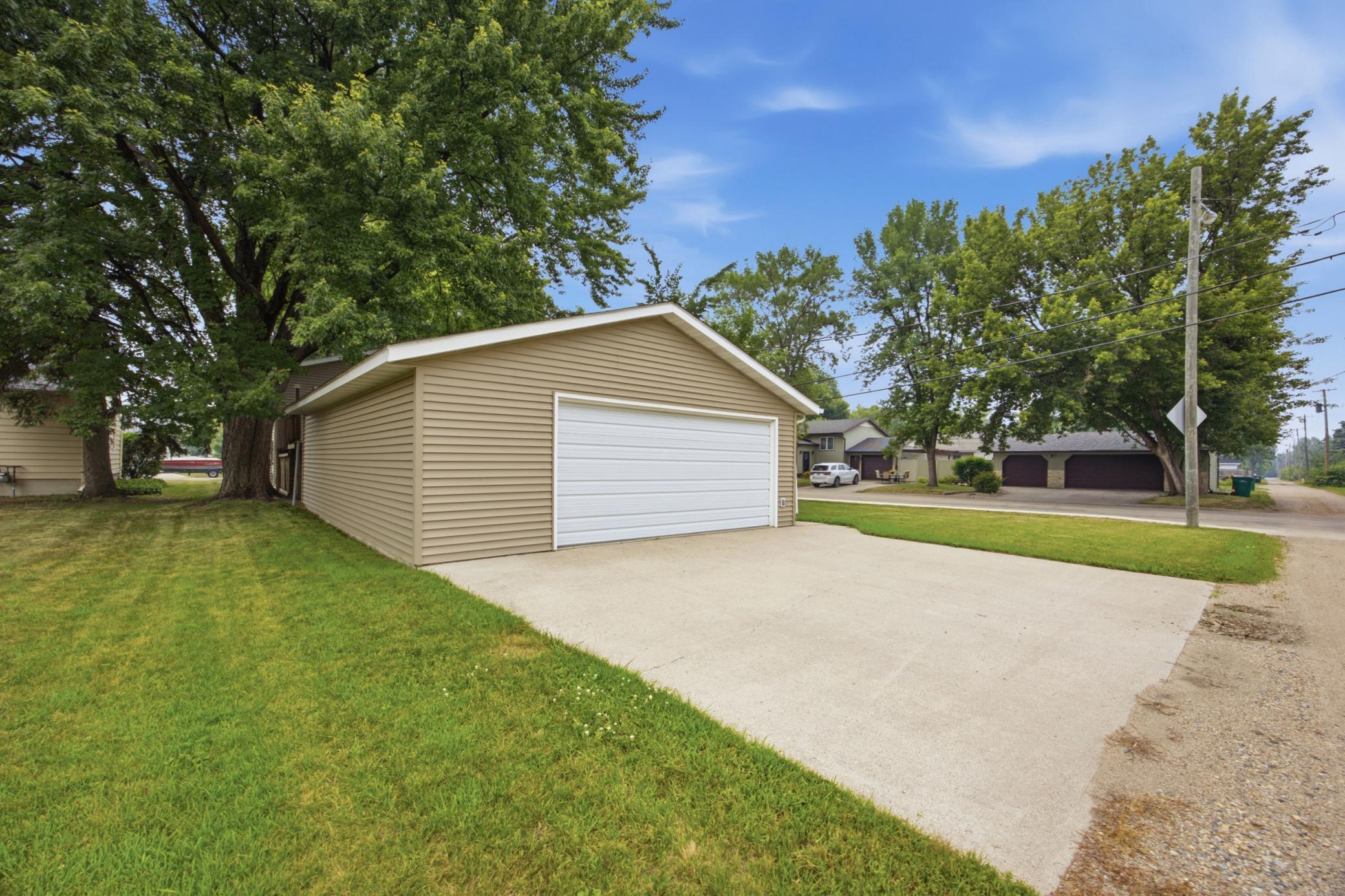 1976 single family home for sale at 1211 Hall Avenue in Breckenridge, MN — 3 bed, 2 bath (photo 5 of 36)