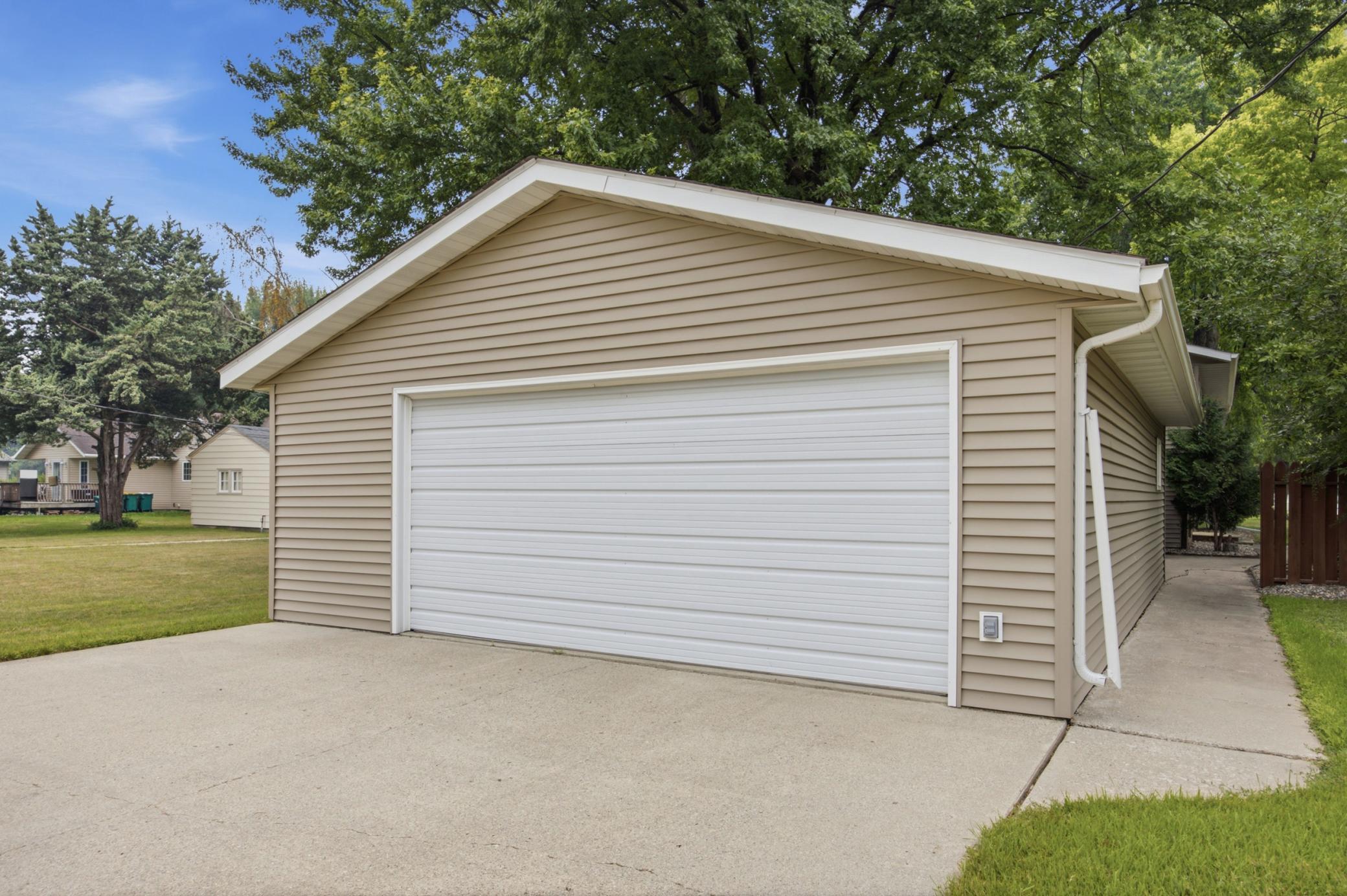 1976 single family home for sale at 1211 Hall Avenue in Breckenridge, MN — 3 bed, 2 bath (photo 6 of 36)