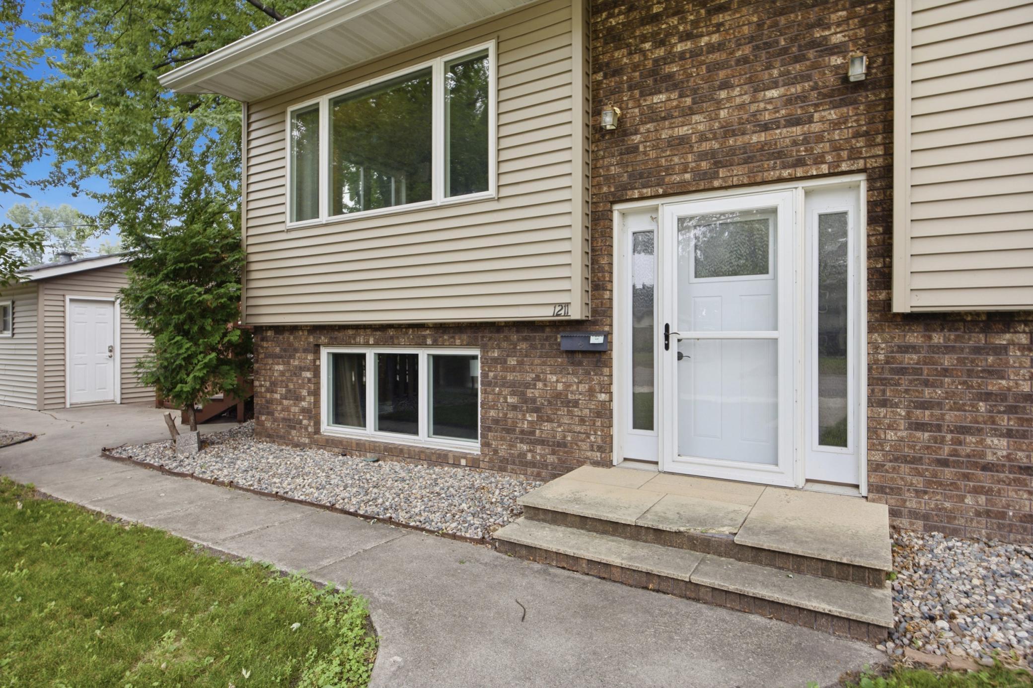 1976 single family home for sale at 1211 Hall Avenue in Breckenridge, MN — 3 bed, 2 bath (photo 8 of 36)