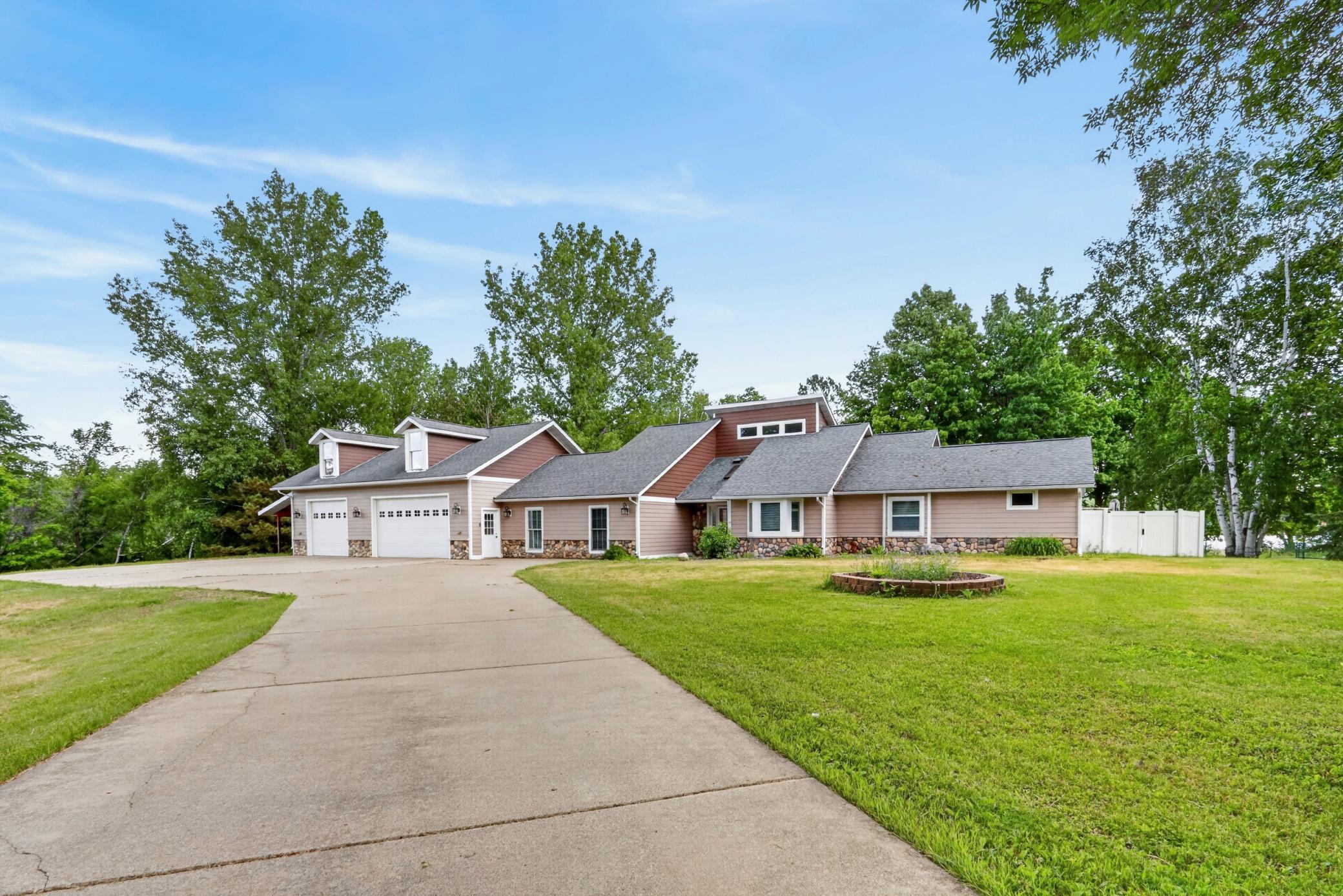 1993 single family home for sale at 33107 Chippewa Drive in Grand Rapids, MN — 4 bed, 2 bath (photo 2 of 52)