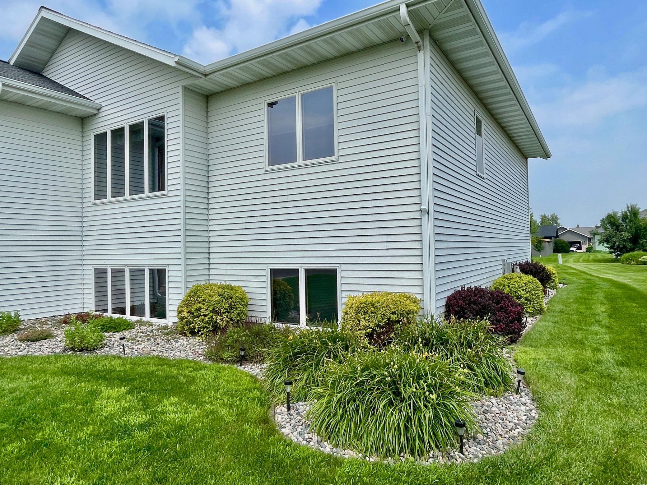2005 single family home for sale at 1410 Mendenhall Avenue in Breckenridge, MN — 6 bed, 3 bath (photo 3 of 49)