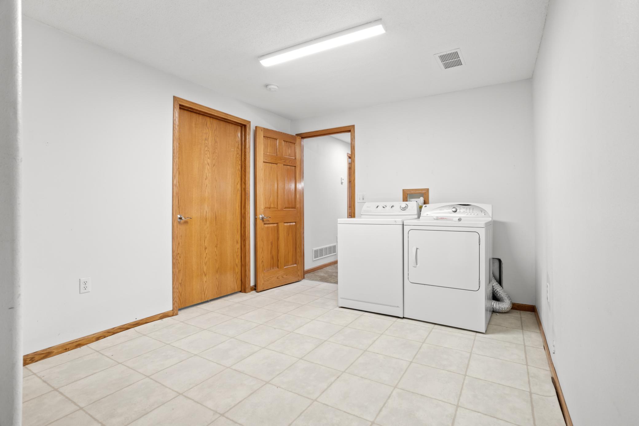 2005 single family home for sale at 1410 Mendenhall Avenue in Breckenridge, MN — 6 bed, 3 bath (photo 46 of 49)