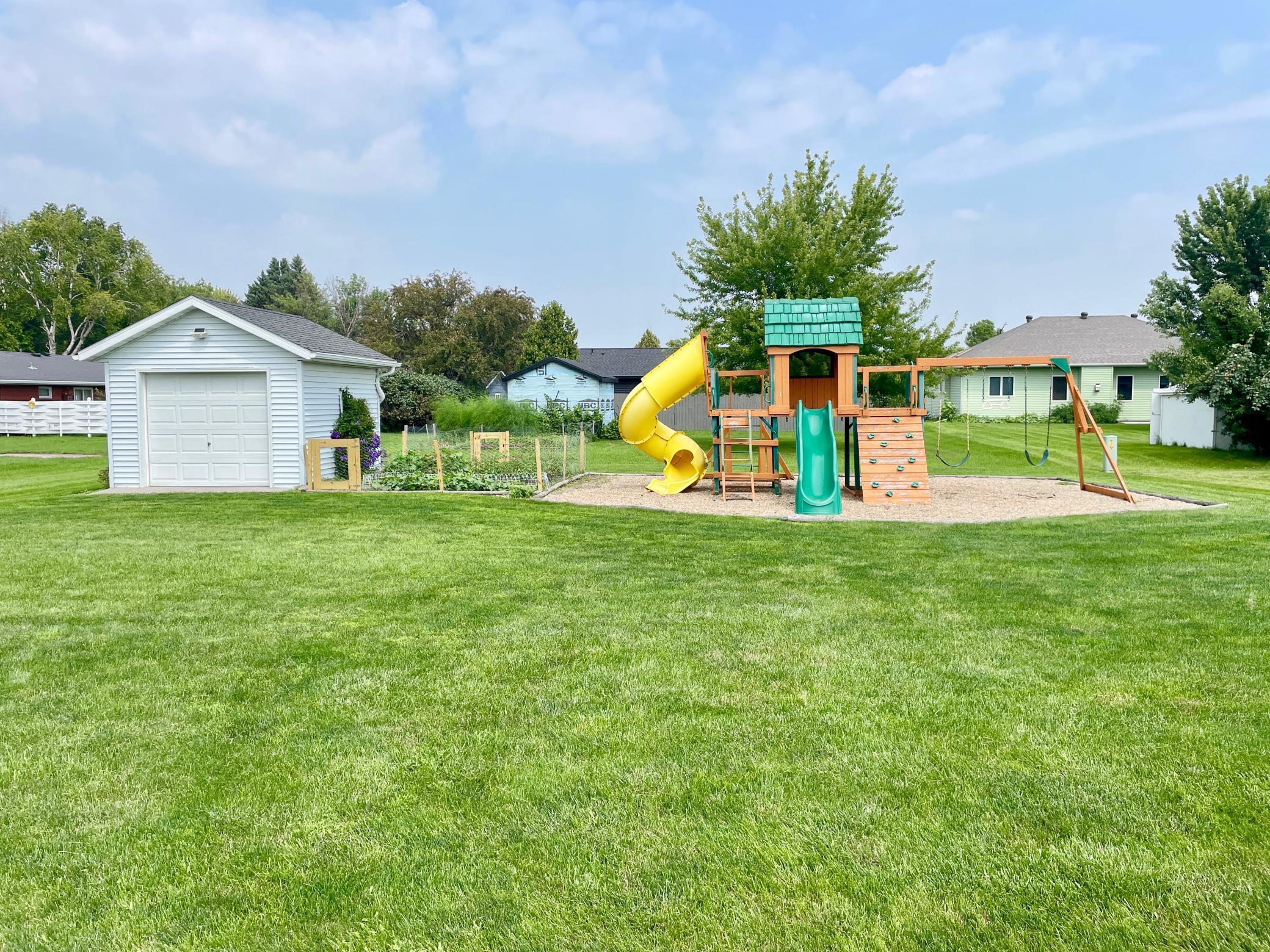 2005 single family home for sale at 1410 Mendenhall Avenue in Breckenridge, MN — 6 bed, 3 bath (photo 8 of 49)