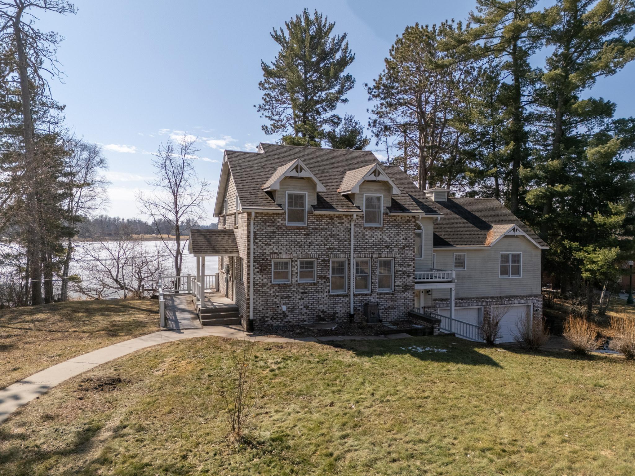 1989 single family home for sale at 120 NE 14th Street in Grand Rapids, MN — 6 bed, 5 bath (photo 3 of 52)
