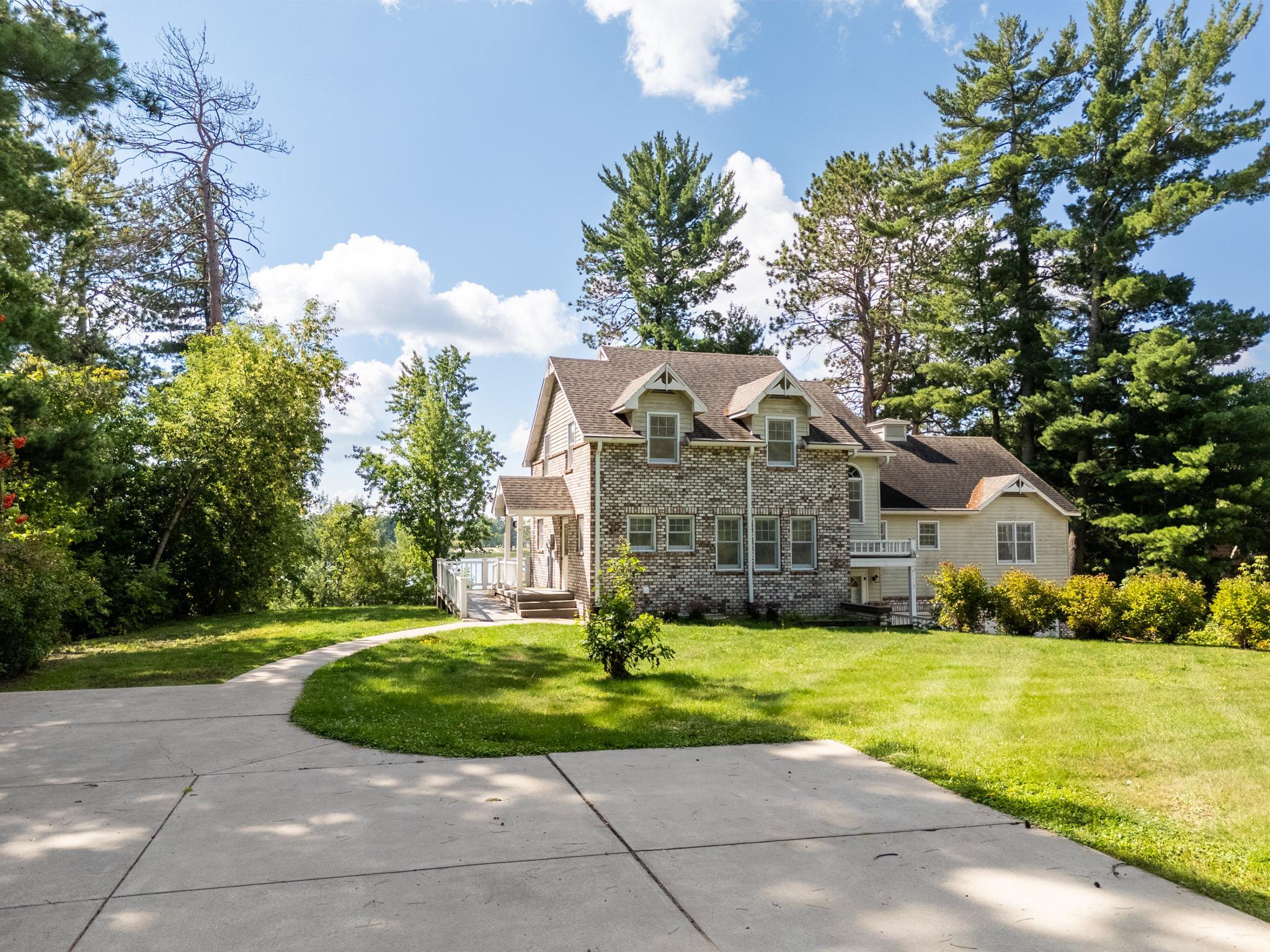 1989 single family home for sale at 120 NE 14th Street in Grand Rapids, MN — 6 bed, 5 bath (photo 2 of 53)