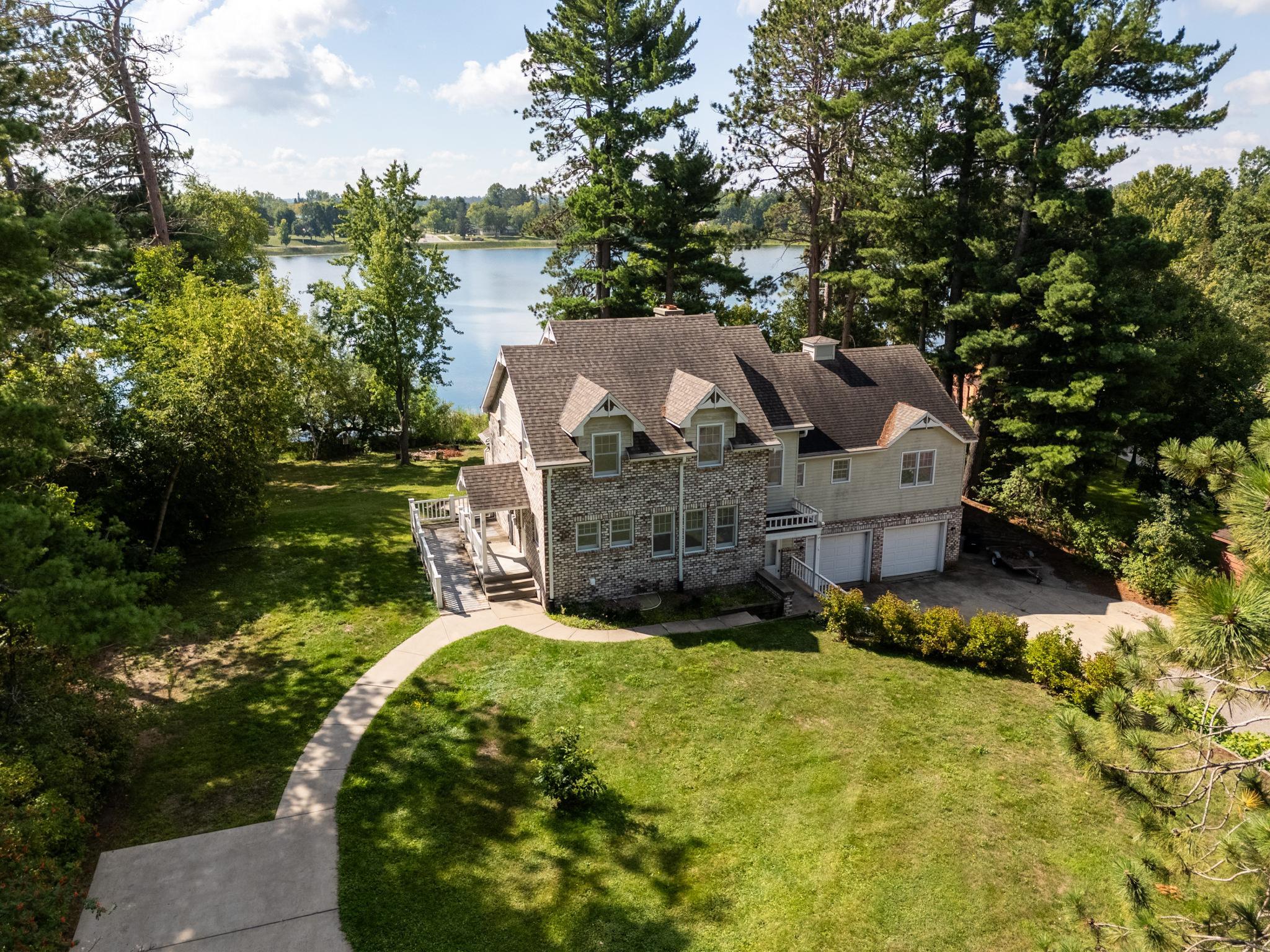 1989 single family home for sale at 120 NE 14th Street in Grand Rapids, MN — 6 bed, 5 bath (photo 3 of 53)