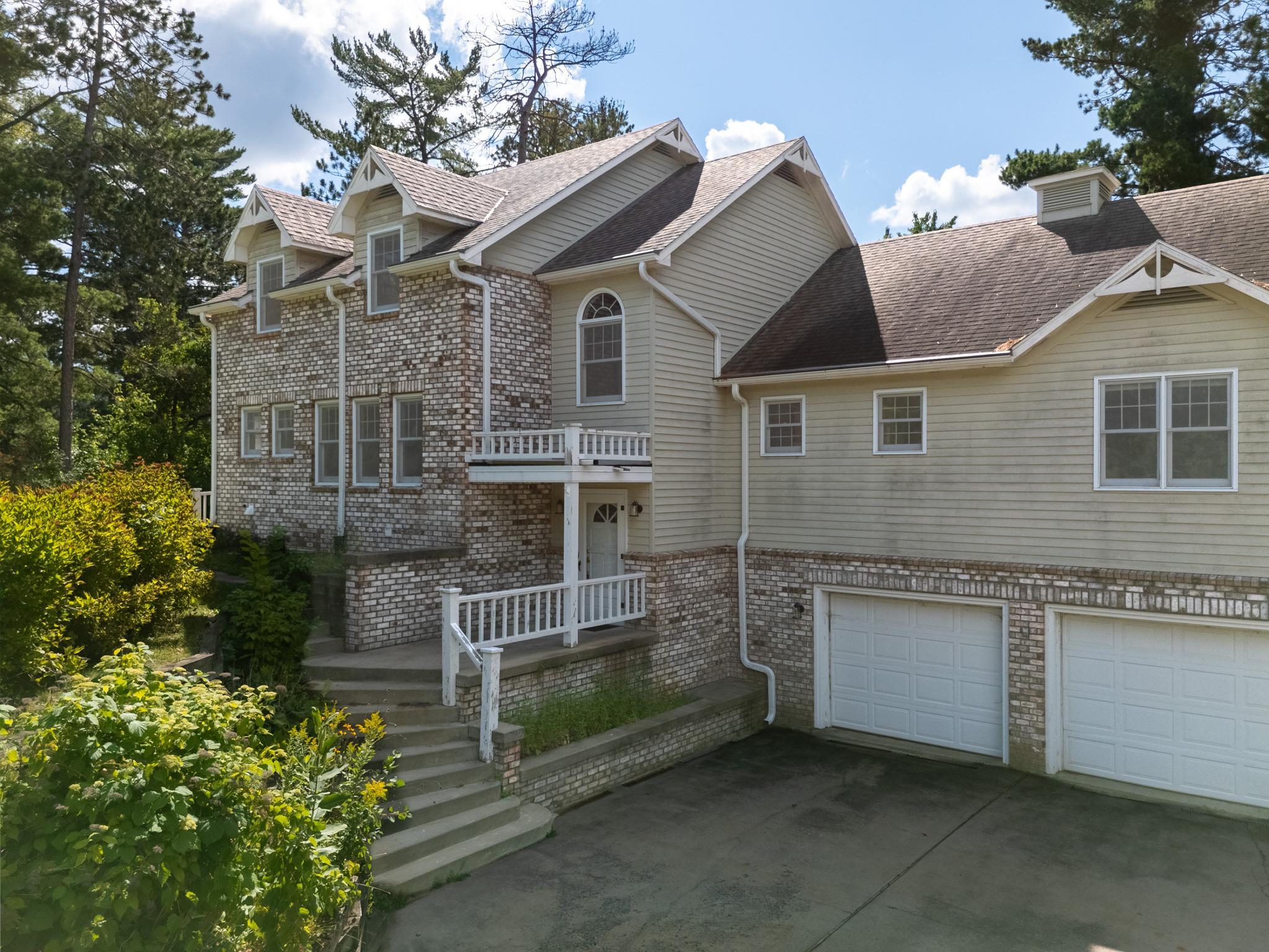 1989 single family home for sale at 120 NE 14th Street in Grand Rapids, MN — 6 bed, 5 bath (photo 6 of 53)