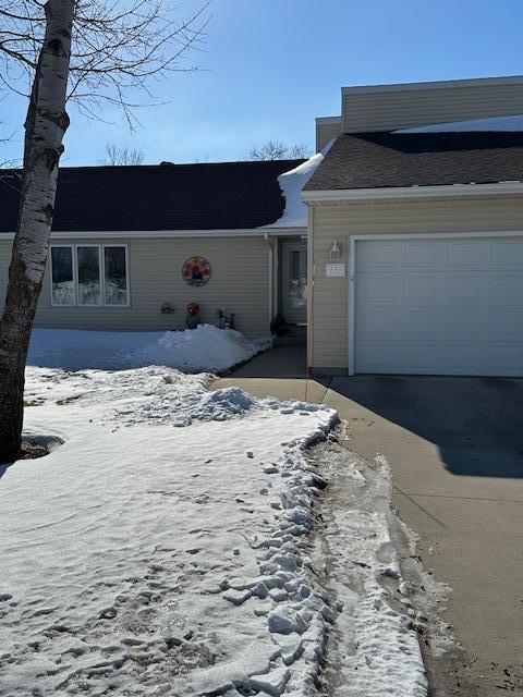 1978 townhouse for sale at 131 Belleville Court in Thief River Falls, MN — 3 bed, 2 bath (photo 2 of 33)