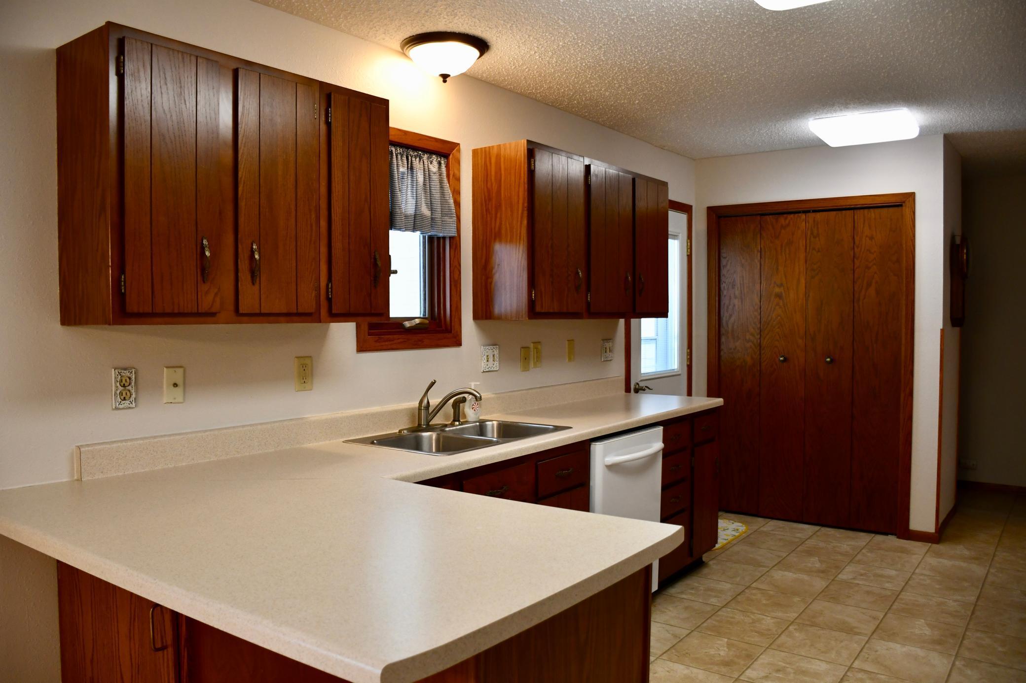 1978 townhouse for sale at 131 Belleville Court in Thief River Falls, MN — 3 bed, 2 bath (photo 12 of 33)