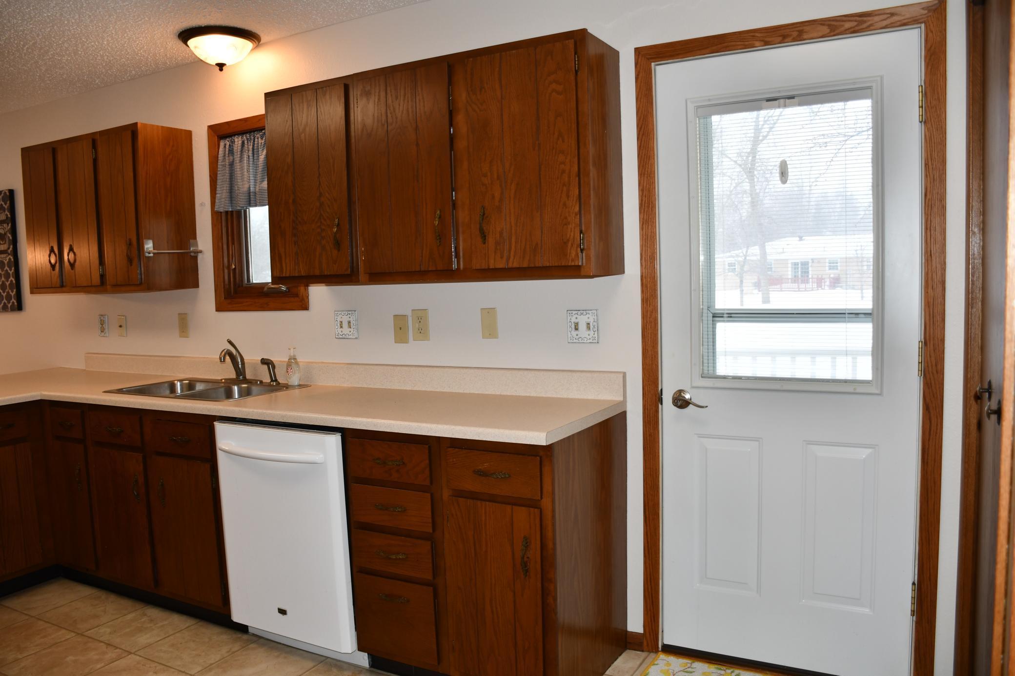 1978 townhouse for sale at 131 Belleville Court in Thief River Falls, MN — 3 bed, 2 bath (photo 13 of 33)