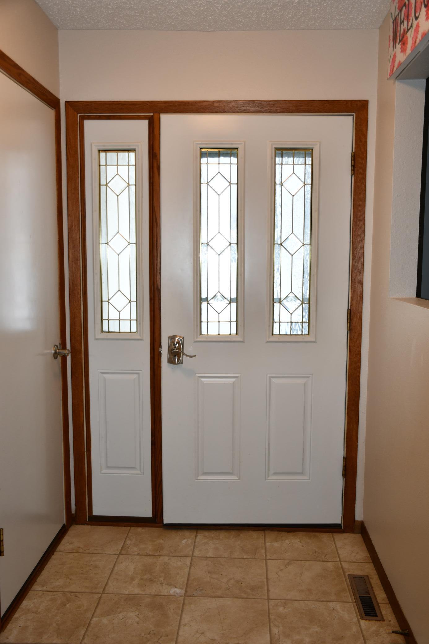 1978 townhouse for sale at 131 Belleville Court in Thief River Falls, MN — 3 bed, 2 bath (photo 3 of 33)