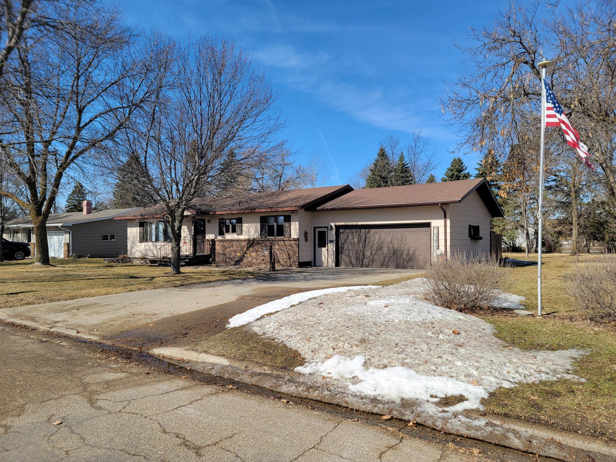 1969 single family home for sale at 612 5th Avenue SW in Perham, MN — 4 bed, 2 bath (photo 2 of 21)