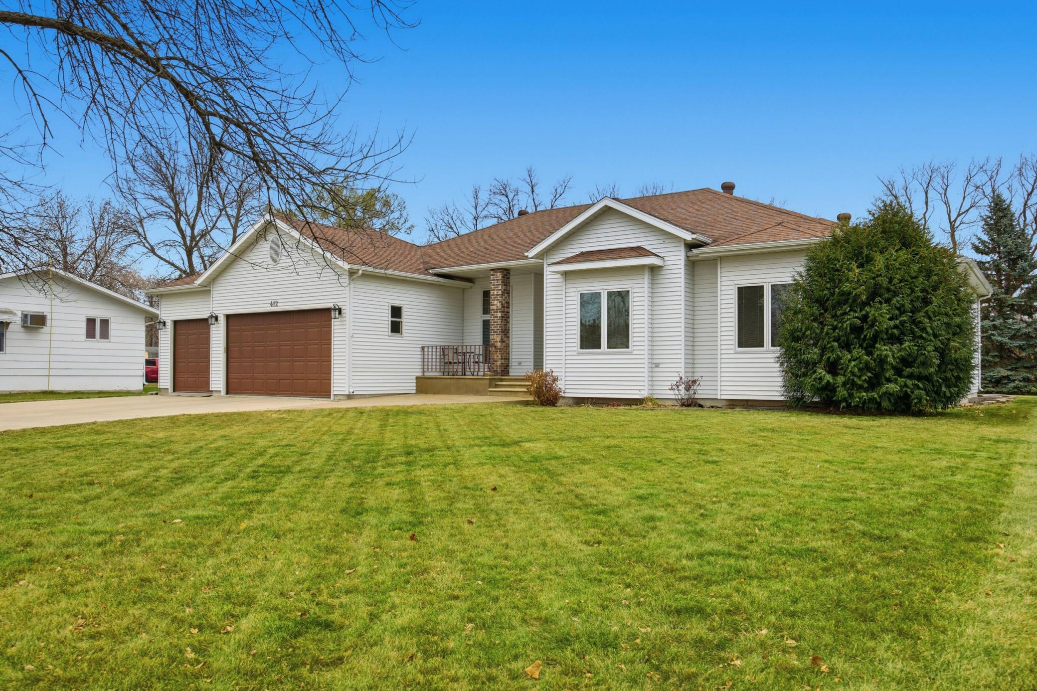 1992 single family home for sale at 412 DAISY Lane in Ada, MN — 5 bed, 4 bath (photo 2 of 43)