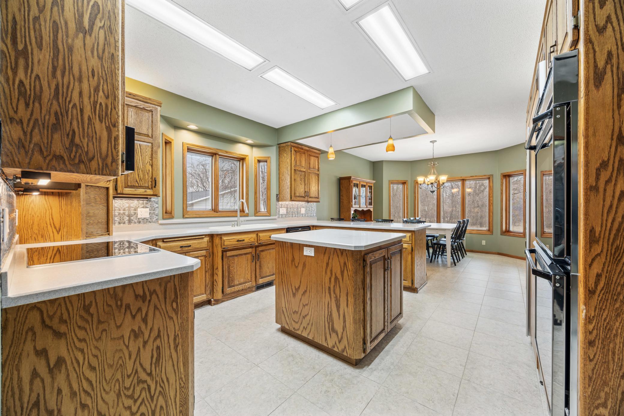 1992 single family home for sale at 412 DAISY Lane in Ada, MN — 5 bed, 4 bath (photo 9 of 43)