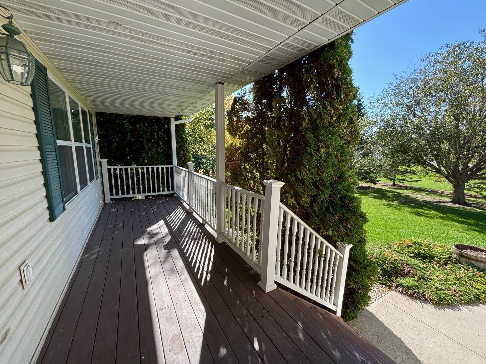 2001 single family home for sale at 322 Oriole Avenue N in Thief River Falls, MN — 4 bed, 3 bath (photo 2 of 33)