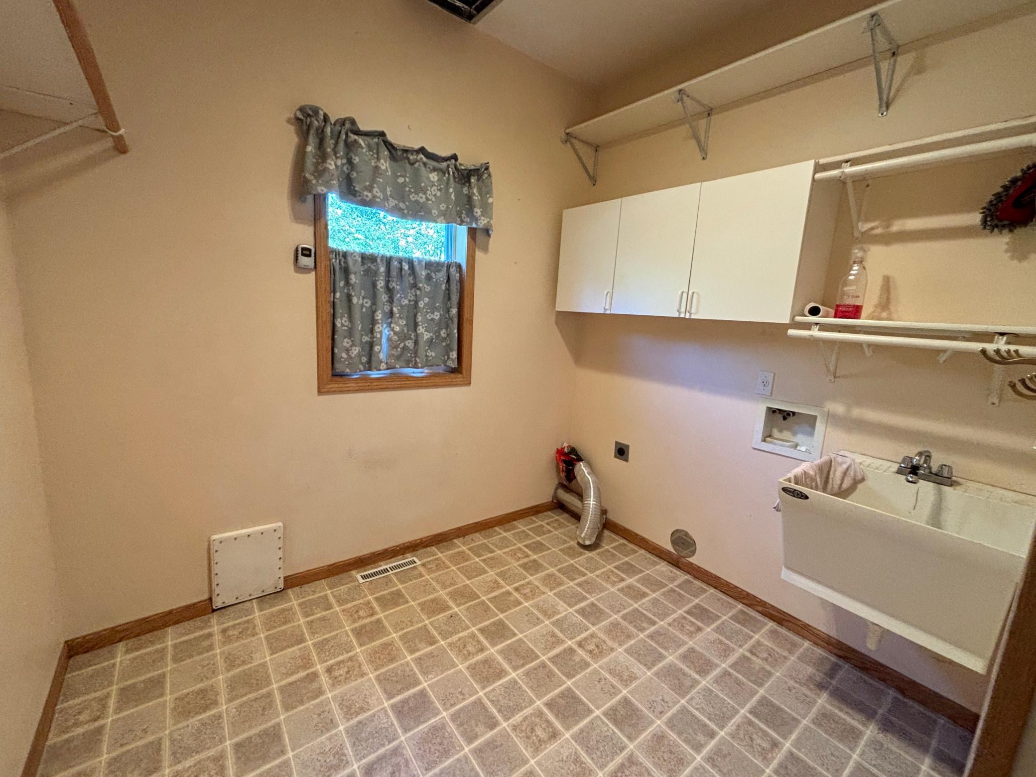 2001 single family home for sale at 322 Oriole Avenue N in Thief River Falls, MN — 4 bed, 3 bath (photo 12 of 33)