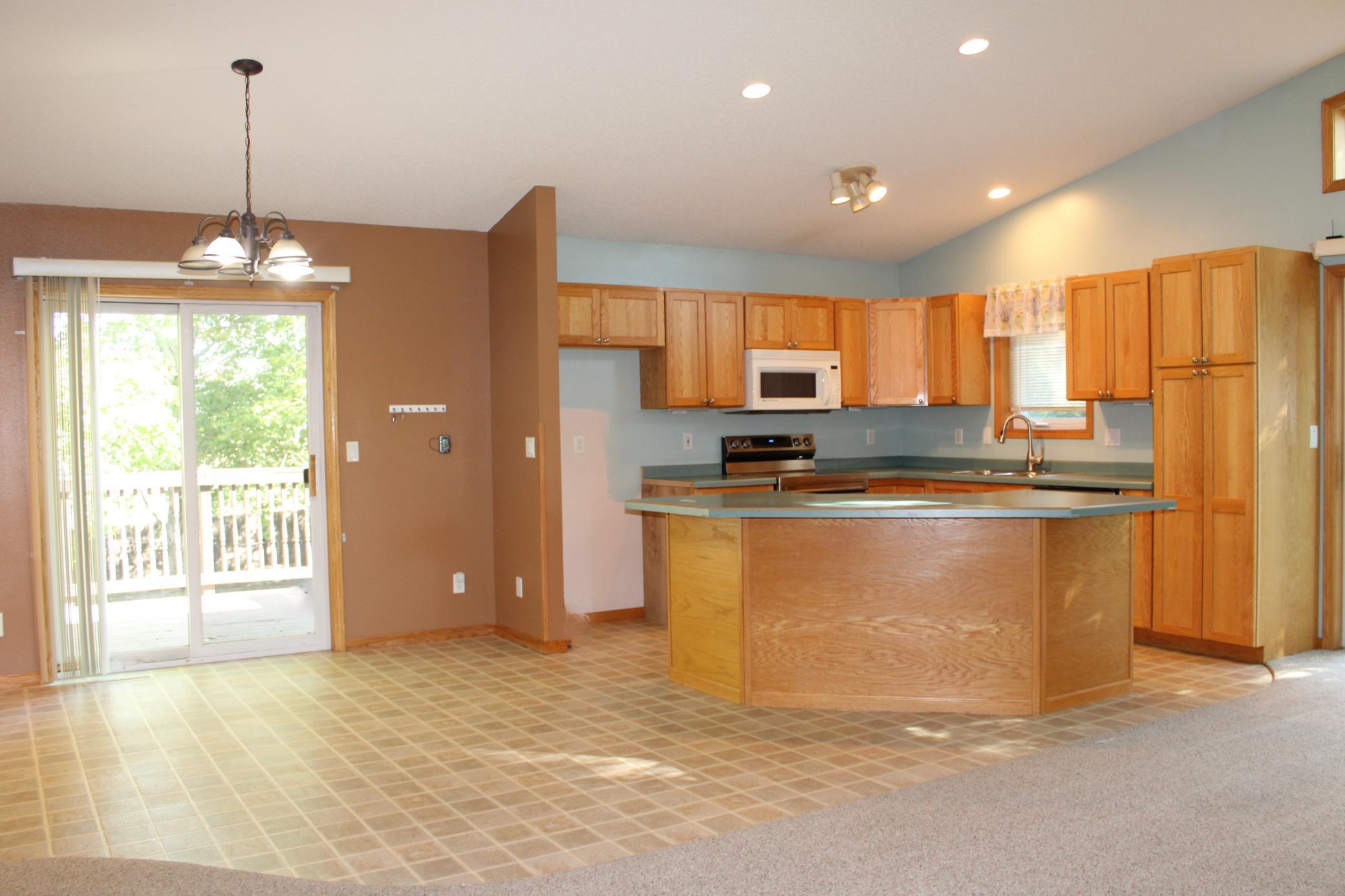 2001 single family home for sale at 322 Oriole Avenue N in Thief River Falls, MN — 4 bed, 3 bath (photo 4 of 33)