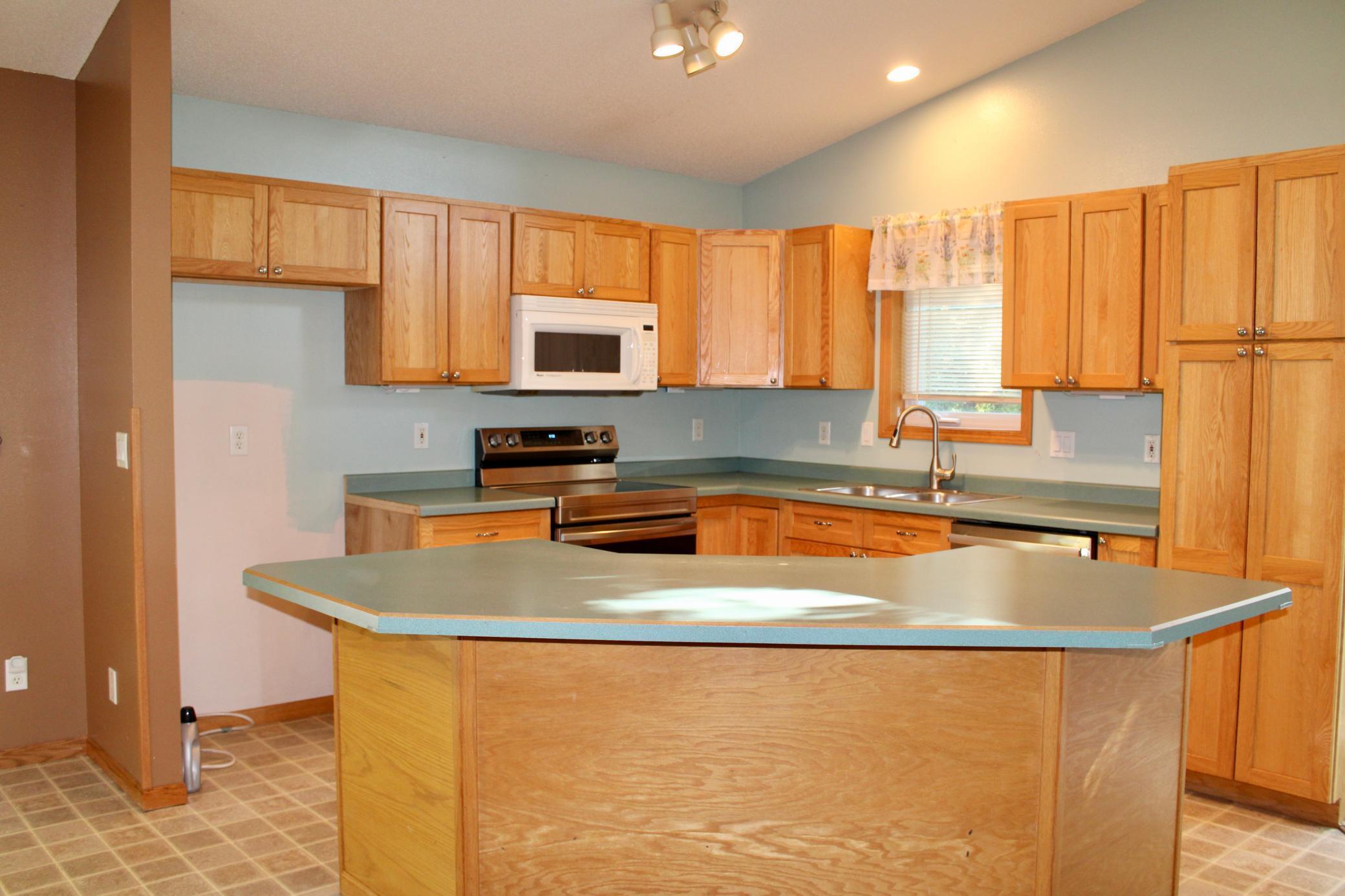 2001 single family home for sale at 322 Oriole Avenue N in Thief River Falls, MN — 4 bed, 3 bath (photo 5 of 33)