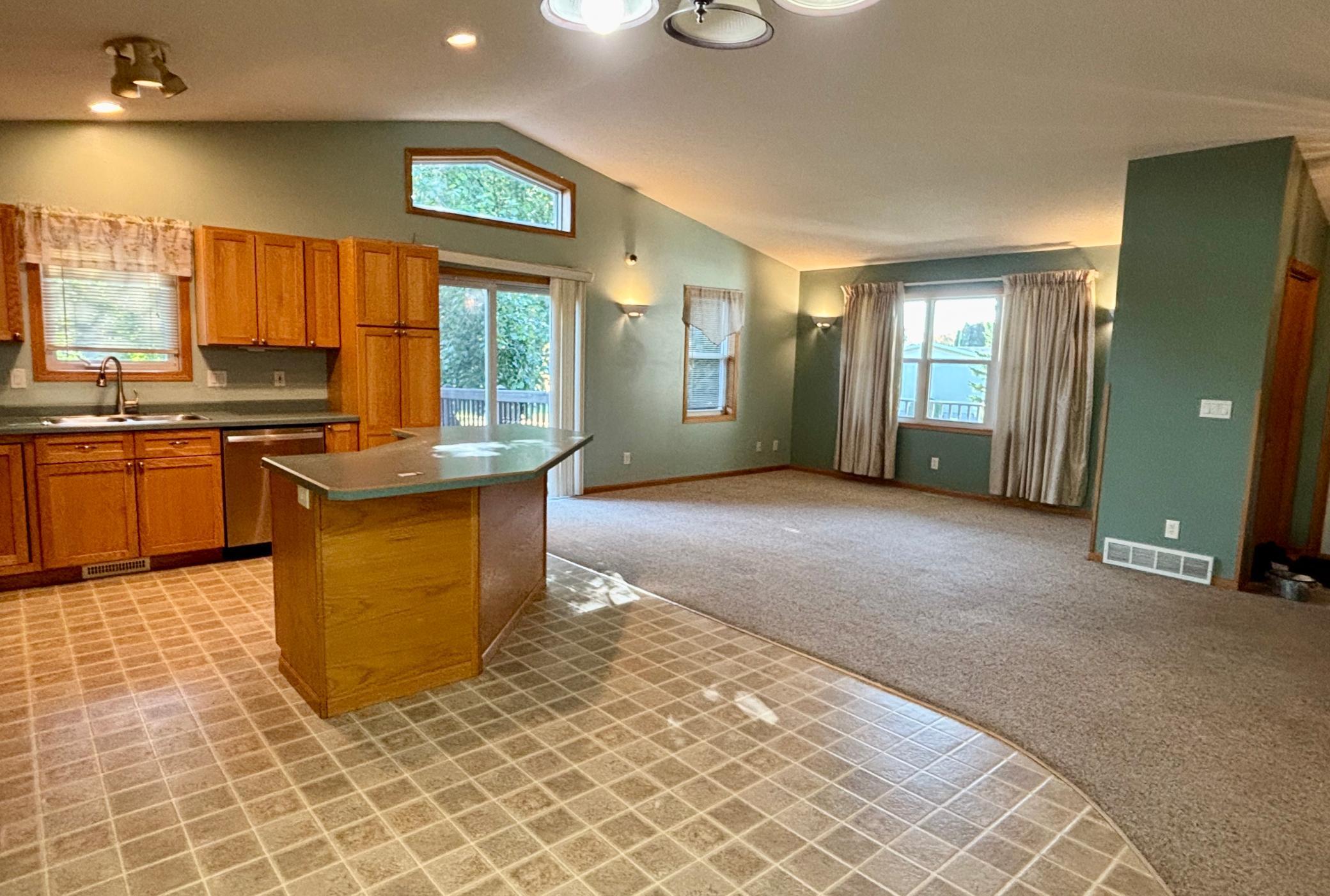 2001 single family home for sale at 322 Oriole Avenue N in Thief River Falls, MN — 4 bed, 3 bath (photo 6 of 33)