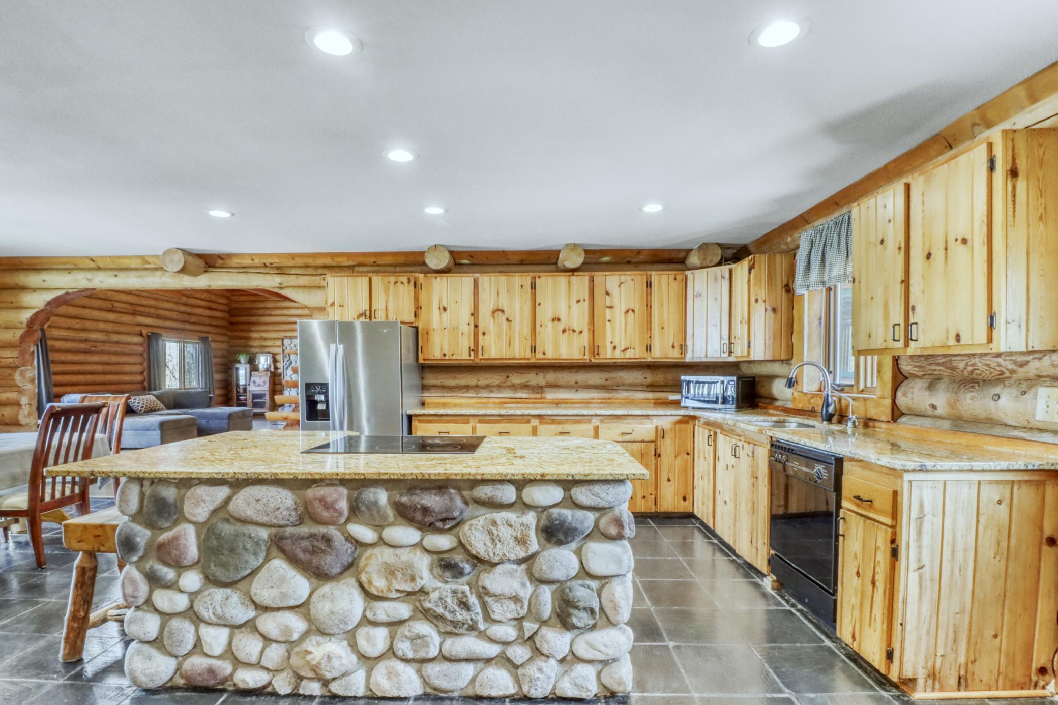 1992 single family home for sale at 21748 E Height Of Land Drive in Detroit Lakes, MN — 4 bed, 2 bath (photo 7 of 65)