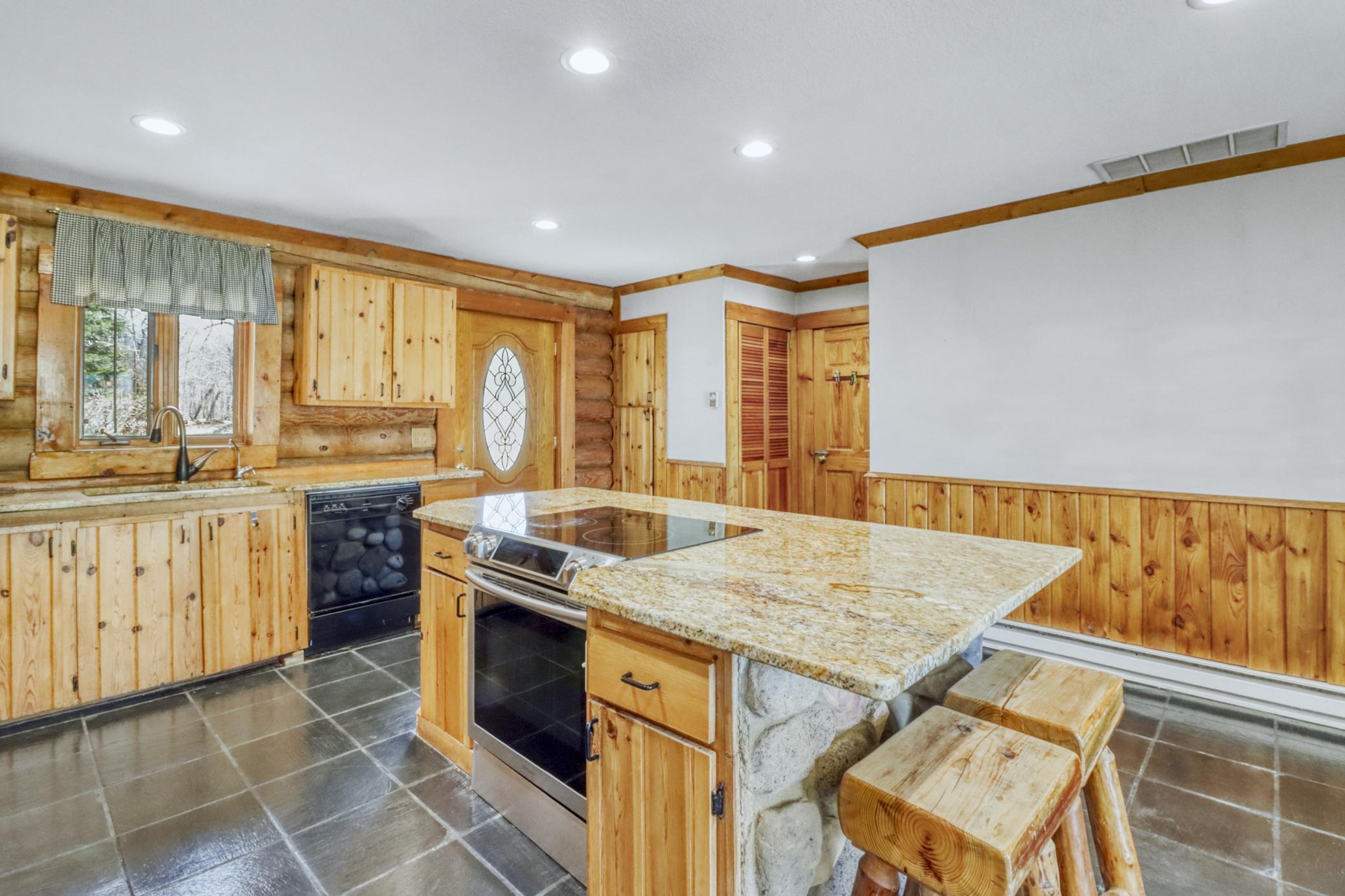 1992 single family home for sale at 21748 E Height Of Land Drive in Detroit Lakes, MN — 4 bed, 2 bath (photo 9 of 65)
