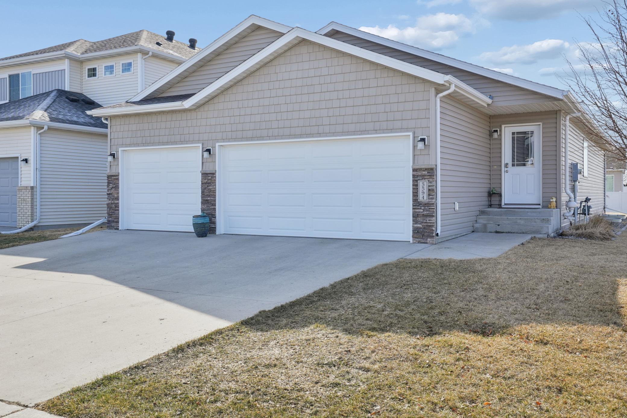 2015 single family home for sale at 5594 Justice Drive S in Fargo, ND — 4 bed, 2 bath (photo 2 of 25)
