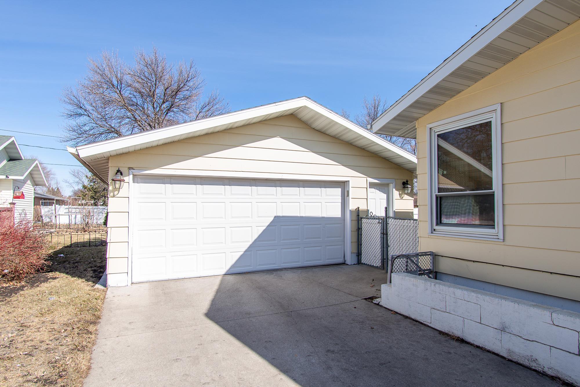 1962 triplex for sale at 1406 24th Avenue S in Moorhead, MN — 5 bed, 4 bath (photo 2 of 29)