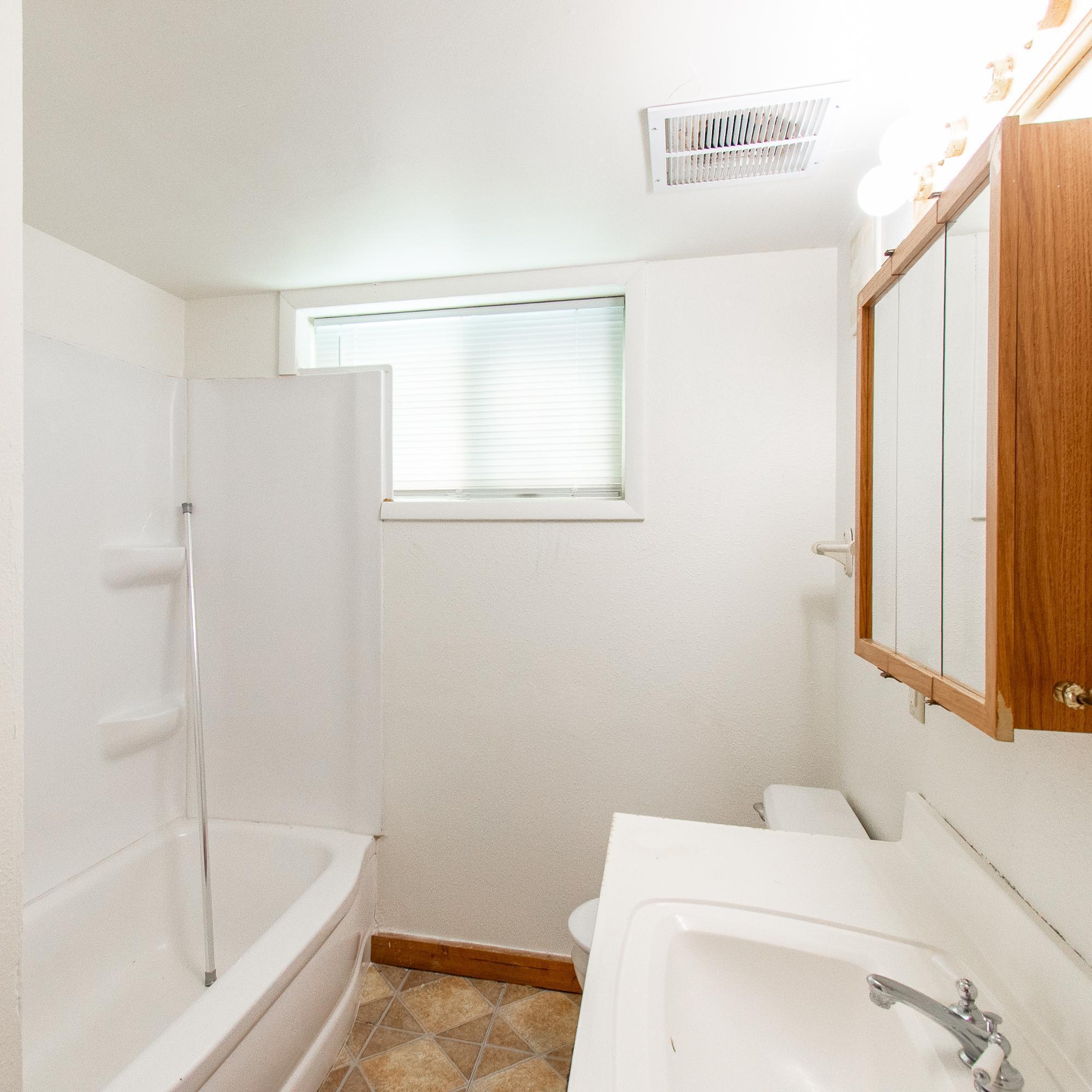 1962 triplex for sale at 1406 24th Avenue S in Moorhead, MN — 5 bed, 4 bath (photo 15 of 29)